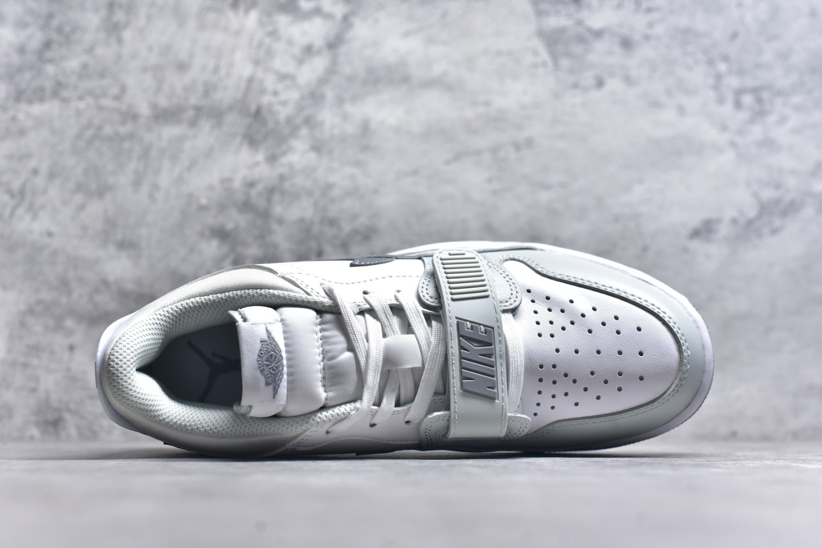 图片[4]-#开学季福利 Air Jordan Legacy AJ312 Low 低帮复古篮球鞋 市场最强独一档产物 全套原纸板楦头开发 原厂大底磨具加持立体防滑纹理 原档数据后跟TPU子母扣魔术贴 原装可视Air Sole气垫 原汁原味最完美的312代版型 唯一正确鞋头趴度弧度高度鞋身腰线 进口港宝加持 后跟自然饱满 全鞋荧光划线卡点 追求极致完美 每一双都是工艺品 多重QC质检 超越公司货的品控标准 实实在在的免检产品 鞋身采用了皮革材质打造 横跨鞋面的魔术贴十分吸睛 侧面的Swoosh Logo的一部分被鞋面遮挡了一部分 颇具玩味 魔术贴上标有NK标识 而鞋舌上是Jordan的经典红色飞翼Logo 后跟和鞋底均采用了AJ3的设计 后跟上同样也使用了经典的爆裂纹图案 尺码：36 36.5 37.5 38 38.5 39 40 40.5 41 42 42.5 43 44 44.5 45 46 47.5-选品中心