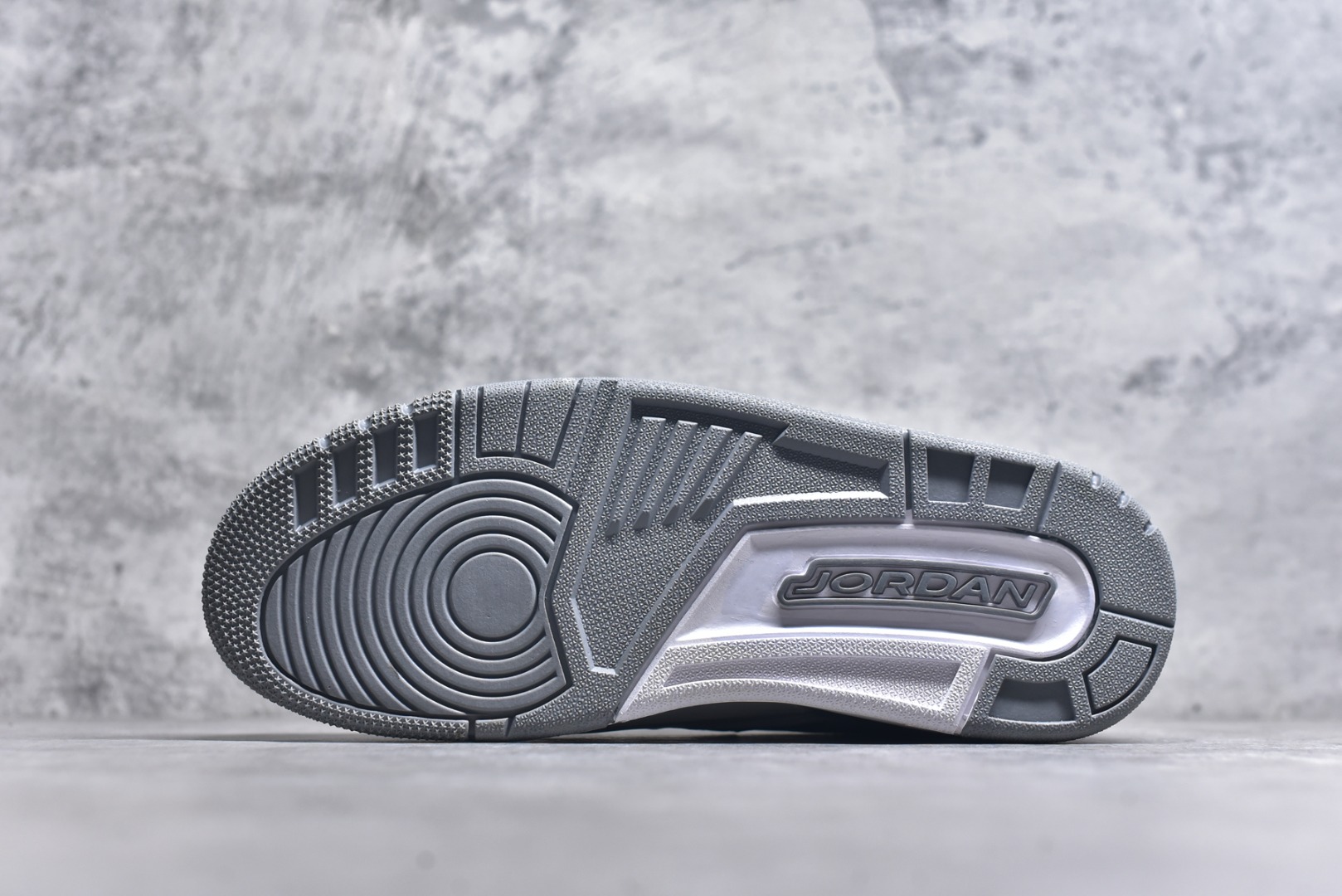 图片[6]-#开学季福利 Air Jordan Legacy AJ312 Low 低帮复古篮球鞋 市场最强独一档产物 全套原纸板楦头开发 原厂大底磨具加持立体防滑纹理 原档数据后跟TPU子母扣魔术贴 原装可视Air Sole气垫 原汁原味最完美的312代版型 唯一正确鞋头趴度弧度高度鞋身腰线 进口港宝加持 后跟自然饱满 全鞋荧光划线卡点 追求极致完美 每一双都是工艺品 多重QC质检 超越公司货的品控标准 实实在在的免检产品 鞋身采用了皮革材质打造 横跨鞋面的魔术贴十分吸睛 侧面的Swoosh Logo的一部分被鞋面遮挡了一部分 颇具玩味 魔术贴上标有NK标识 而鞋舌上是Jordan的经典红色飞翼Logo 后跟和鞋底均采用了AJ3的设计 后跟上同样也使用了经典的爆裂纹图案 尺码：36 36.5 37.5 38 38.5 39 40 40.5 41 42 42.5 43 44 44.5 45 46 47.5-选品中心