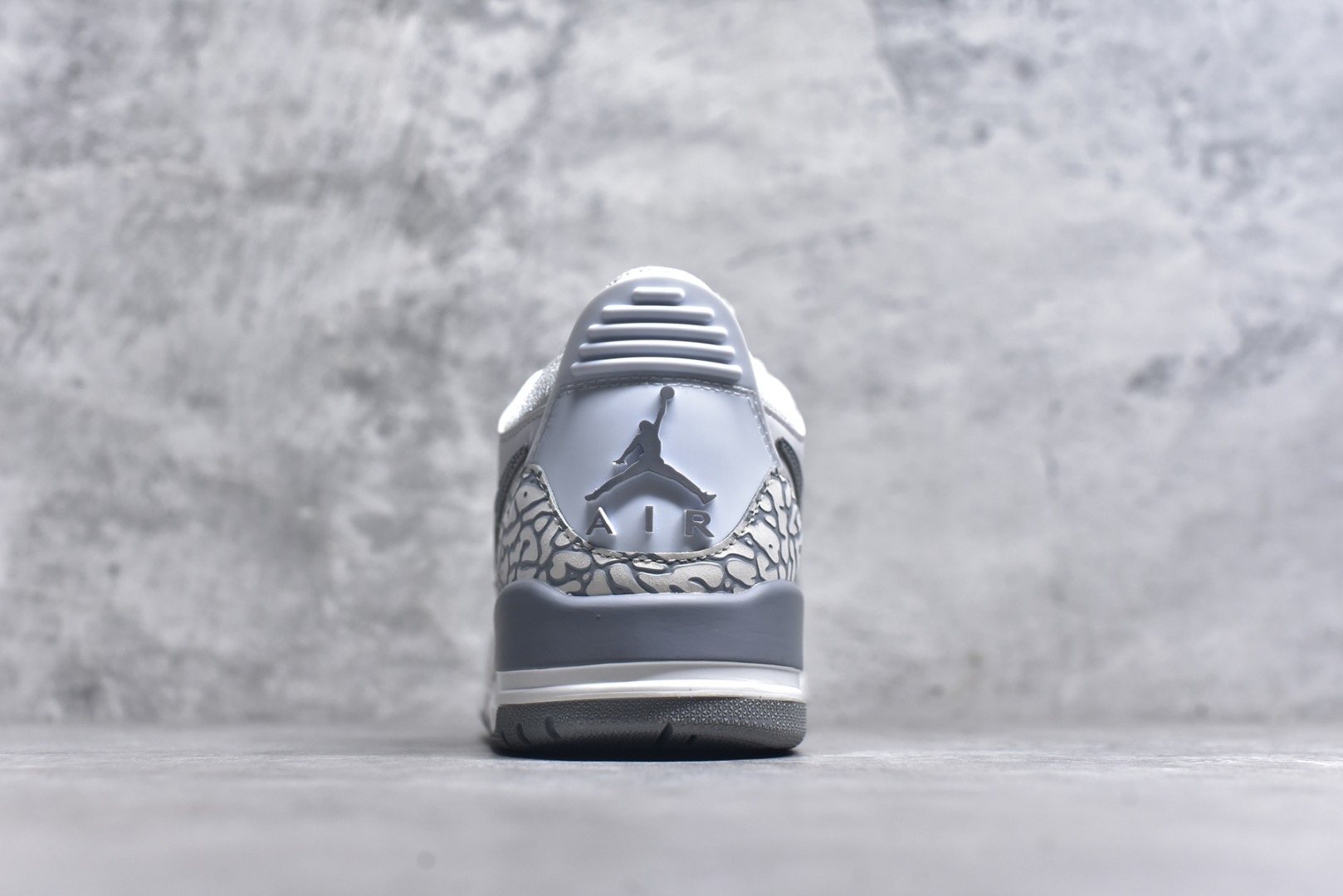 图片[5]-#开学季福利 Air Jordan Legacy AJ312 Low 低帮复古篮球鞋 市场最强独一档产物 全套原纸板楦头开发 原厂大底磨具加持立体防滑纹理 原档数据后跟TPU子母扣魔术贴 原装可视Air Sole气垫 原汁原味最完美的312代版型 唯一正确鞋头趴度弧度高度鞋身腰线 进口港宝加持 后跟自然饱满 全鞋荧光划线卡点 追求极致完美 每一双都是工艺品 多重QC质检 超越公司货的品控标准 实实在在的免检产品 鞋身采用了皮革材质打造 横跨鞋面的魔术贴十分吸睛 侧面的Swoosh Logo的一部分被鞋面遮挡了一部分 颇具玩味 魔术贴上标有NK标识 而鞋舌上是Jordan的经典红色飞翼Logo 后跟和鞋底均采用了AJ3的设计 后跟上同样也使用了经典的爆裂纹图案 尺码：36 36.5 37.5 38 38.5 39 40 40.5 41 42 42.5 43 44 44.5 45 46 47.5-选品中心