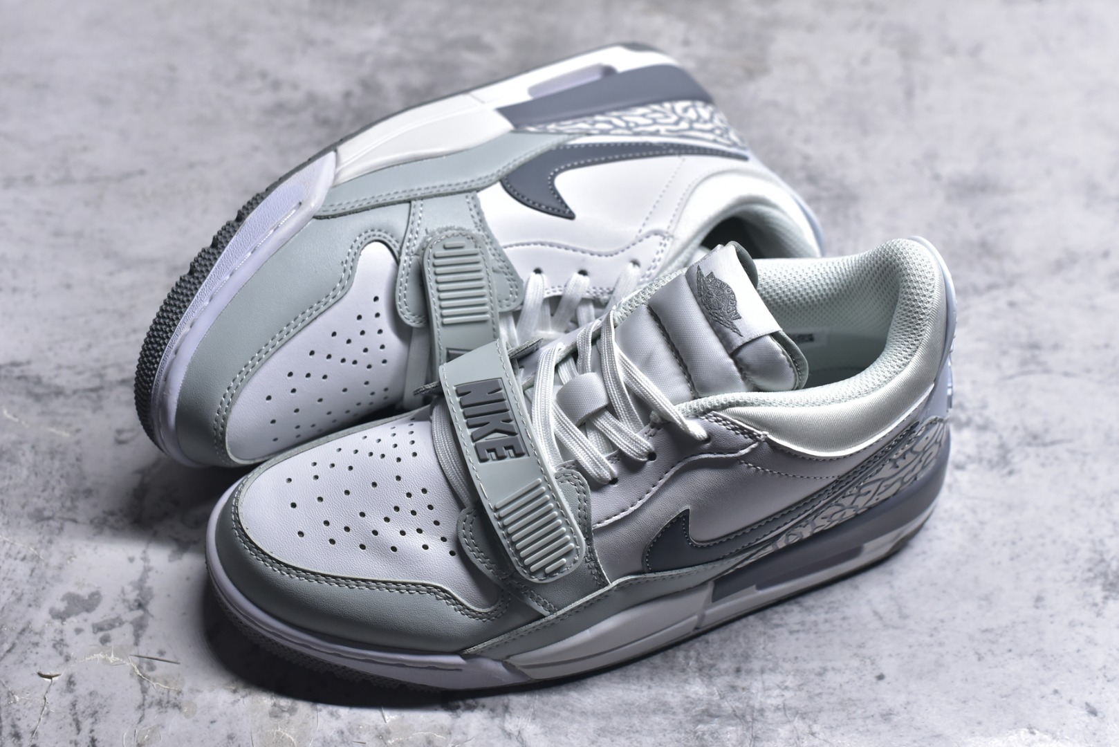 图片[7]-#开学季福利 Air Jordan Legacy AJ312 Low 低帮复古篮球鞋 市场最强独一档产物 全套原纸板楦头开发 原厂大底磨具加持立体防滑纹理 原档数据后跟TPU子母扣魔术贴 原装可视Air Sole气垫 原汁原味最完美的312代版型 唯一正确鞋头趴度弧度高度鞋身腰线 进口港宝加持 后跟自然饱满 全鞋荧光划线卡点 追求极致完美 每一双都是工艺品 多重QC质检 超越公司货的品控标准 实实在在的免检产品 鞋身采用了皮革材质打造 横跨鞋面的魔术贴十分吸睛 侧面的Swoosh Logo的一部分被鞋面遮挡了一部分 颇具玩味 魔术贴上标有NK标识 而鞋舌上是Jordan的经典红色飞翼Logo 后跟和鞋底均采用了AJ3的设计 后跟上同样也使用了经典的爆裂纹图案 尺码：36 36.5 37.5 38 38.5 39 40 40.5 41 42 42.5 43 44 44.5 45 46 47.5-选品中心