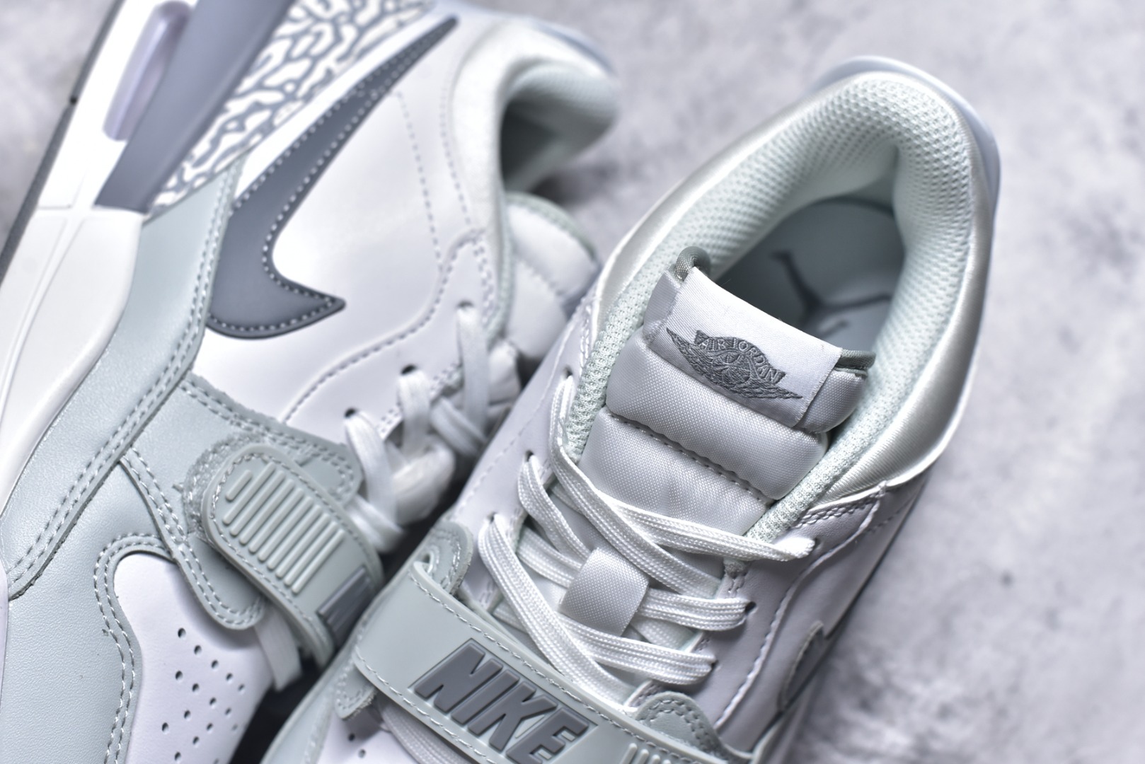 图片[9]-#开学季福利 Air Jordan Legacy AJ312 Low 低帮复古篮球鞋 市场最强独一档产物 全套原纸板楦头开发 原厂大底磨具加持立体防滑纹理 原档数据后跟TPU子母扣魔术贴 原装可视Air Sole气垫 原汁原味最完美的312代版型 唯一正确鞋头趴度弧度高度鞋身腰线 进口港宝加持 后跟自然饱满 全鞋荧光划线卡点 追求极致完美 每一双都是工艺品 多重QC质检 超越公司货的品控标准 实实在在的免检产品 鞋身采用了皮革材质打造 横跨鞋面的魔术贴十分吸睛 侧面的Swoosh Logo的一部分被鞋面遮挡了一部分 颇具玩味 魔术贴上标有NK标识 而鞋舌上是Jordan的经典红色飞翼Logo 后跟和鞋底均采用了AJ3的设计 后跟上同样也使用了经典的爆裂纹图案 尺码：36 36.5 37.5 38 38.5 39 40 40.5 41 42 42.5 43 44 44.5 45 46 47.5-选品中心