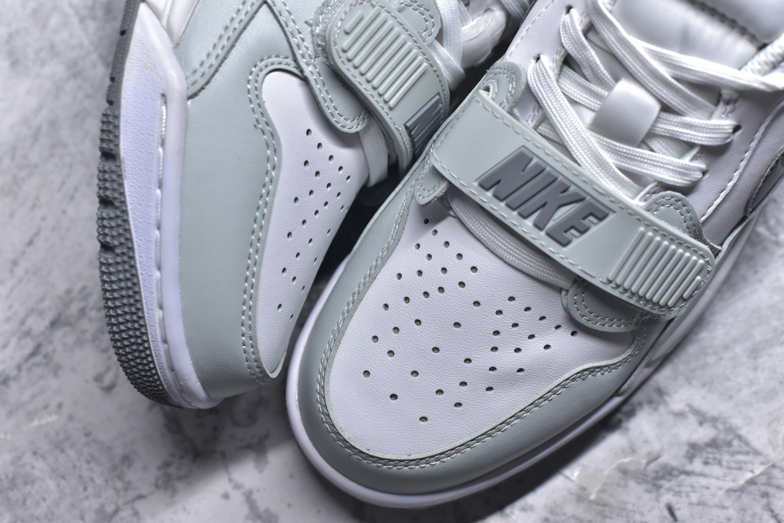 图片[8]-#开学季福利 Air Jordan Legacy AJ312 Low 低帮复古篮球鞋 市场最强独一档产物 全套原纸板楦头开发 原厂大底磨具加持立体防滑纹理 原档数据后跟TPU子母扣魔术贴 原装可视Air Sole气垫 原汁原味最完美的312代版型 唯一正确鞋头趴度弧度高度鞋身腰线 进口港宝加持 后跟自然饱满 全鞋荧光划线卡点 追求极致完美 每一双都是工艺品 多重QC质检 超越公司货的品控标准 实实在在的免检产品 鞋身采用了皮革材质打造 横跨鞋面的魔术贴十分吸睛 侧面的Swoosh Logo的一部分被鞋面遮挡了一部分 颇具玩味 魔术贴上标有NK标识 而鞋舌上是Jordan的经典红色飞翼Logo 后跟和鞋底均采用了AJ3的设计 后跟上同样也使用了经典的爆裂纹图案 尺码：36 36.5 37.5 38 38.5 39 40 40.5 41 42 42.5 43 44 44.5 45 46 47.5-选品中心