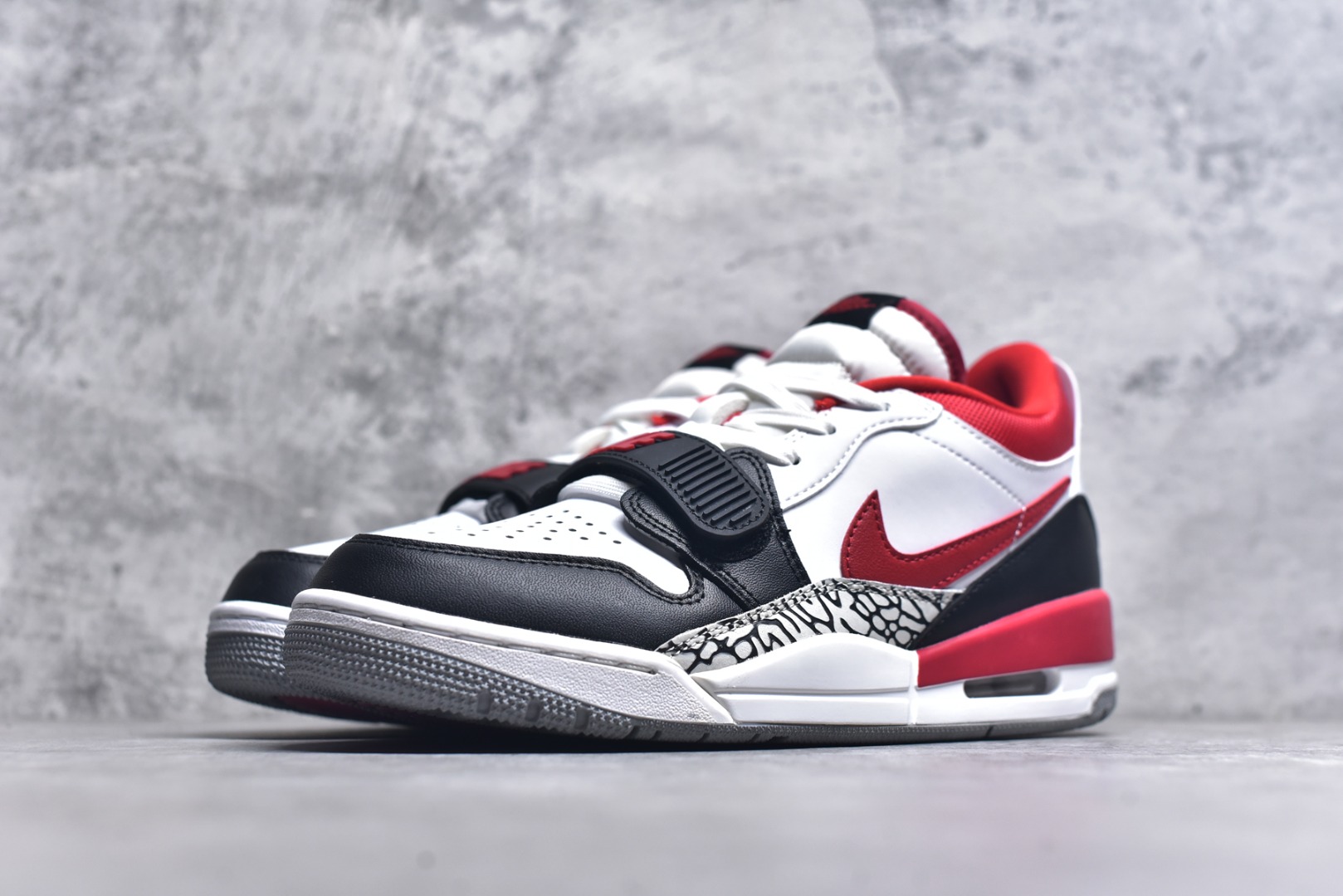 图片[2]-#开学季福利 Air Jordan Legacy AJ312 Low 低帮复古篮球鞋 市场最强独一档产物 全套原纸板楦头开发 原厂大底磨具加持立体防滑纹理 原档数据后跟TPU子母扣魔术贴 原装可视Air Sole气垫 原汁原味最完美的312代版型 唯一正确鞋头趴度弧度高度鞋身腰线 进口港宝加持 后跟自然饱满 全鞋荧光划线卡点 追求极致完美 每一双都是工艺品 多重QC质检 超越公司货的品控标准 实实在在的免检产品 鞋身采用了皮革材质打造 横跨鞋面的魔术贴十分吸睛 侧面的Swoosh Logo的一部分被鞋面遮挡了一部分 颇具玩味 魔术贴上标有NK标识 而鞋舌上是Jordan的经典红色飞翼Logo 后跟和鞋底均采用了AJ3的设计 后跟上同样也使用了经典的爆裂纹图案 尺码：36 36.5 37.5 38 38.5 39 40 40.5 41 42 42.5 43 44 44.5 45 46 47.5-选品中心