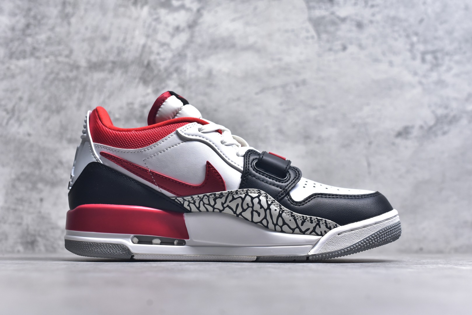 图片[3]-#开学季福利 Air Jordan Legacy AJ312 Low 低帮复古篮球鞋 市场最强独一档产物 全套原纸板楦头开发 原厂大底磨具加持立体防滑纹理 原档数据后跟TPU子母扣魔术贴 原装可视Air Sole气垫 原汁原味最完美的312代版型 唯一正确鞋头趴度弧度高度鞋身腰线 进口港宝加持 后跟自然饱满 全鞋荧光划线卡点 追求极致完美 每一双都是工艺品 多重QC质检 超越公司货的品控标准 实实在在的免检产品 鞋身采用了皮革材质打造 横跨鞋面的魔术贴十分吸睛 侧面的Swoosh Logo的一部分被鞋面遮挡了一部分 颇具玩味 魔术贴上标有NK标识 而鞋舌上是Jordan的经典红色飞翼Logo 后跟和鞋底均采用了AJ3的设计 后跟上同样也使用了经典的爆裂纹图案 尺码：36 36.5 37.5 38 38.5 39 40 40.5 41 42 42.5 43 44 44.5 45 46 47.5-选品中心