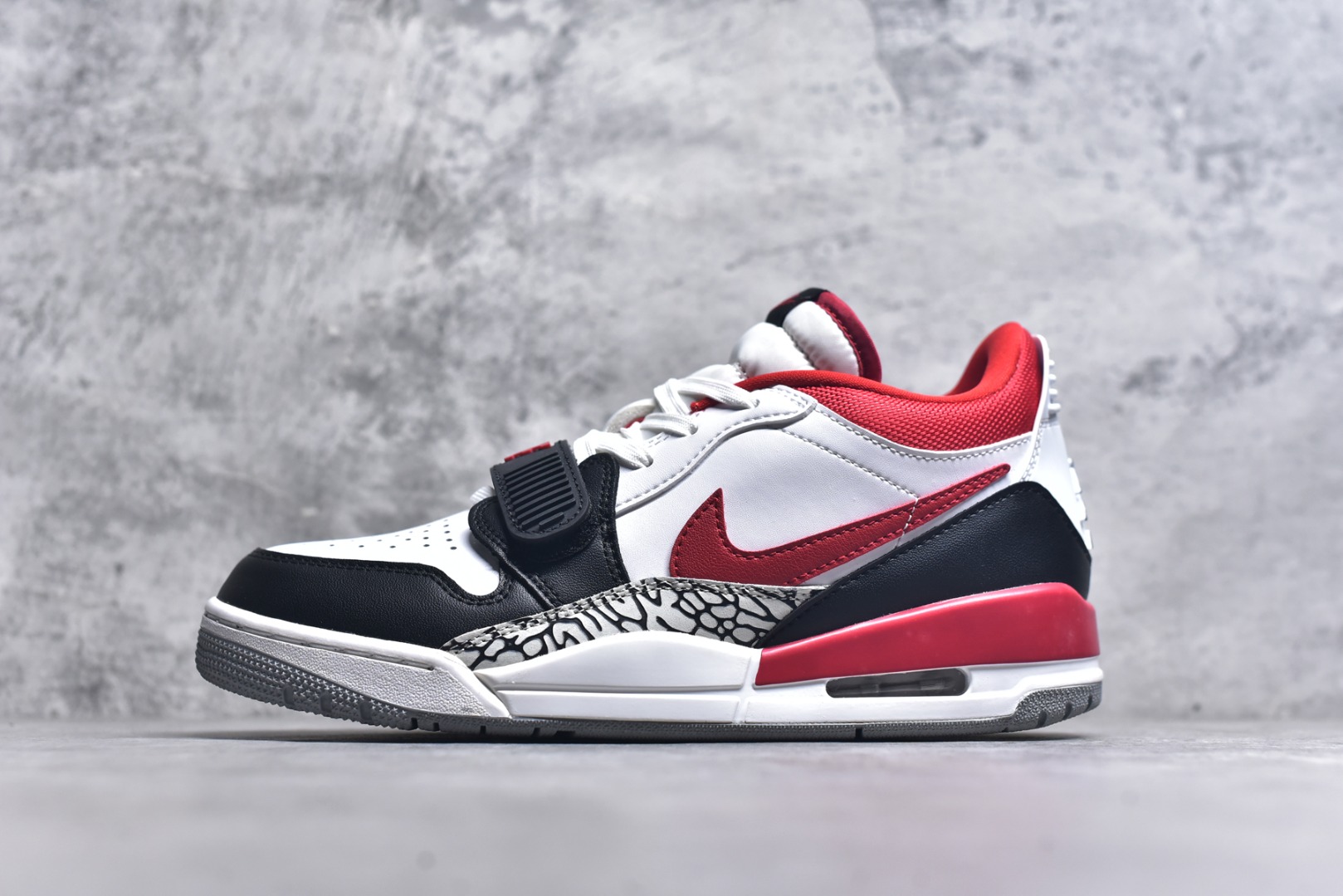 #开学季福利 Air Jordan Legacy AJ312 Low 低帮复古篮球鞋 市场最强独一档产物 全套原纸板楦头开发 原厂大底磨具加持立体防滑纹理 原档数据后跟TPU子母扣魔术贴 原装可视Air Sole气垫 原汁原味最完美的312代版型 唯一正确鞋头趴度弧度高度鞋身腰线 进口港宝加持 后跟自然饱满 全鞋荧光划线卡点 追求极致完美 每一双都是工艺品 多重QC质检 超越公司货的品控标准 实实在在的免检产品 鞋身采用了皮革材质打造 横跨鞋面的魔术贴十分吸睛 侧面的Swoosh Logo的一部分被鞋面遮挡了一部分 颇具玩味 魔术贴上标有NK标识 而鞋舌上是Jordan的经典红色飞翼Logo 后跟和鞋底均采用了AJ3的设计 后跟上同样也使用了经典的爆裂纹图案 尺码：36 36.5 37.5 38 38.5 39 40 40.5 41 42 42.5 43 44 44.5 45 46 47.5-选品中心