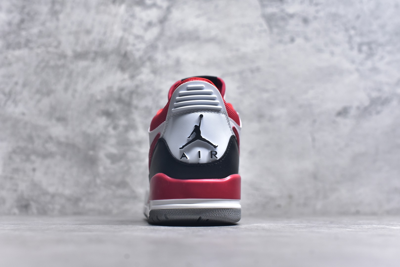 图片[5]-#开学季福利 Air Jordan Legacy AJ312 Low 低帮复古篮球鞋 市场最强独一档产物 全套原纸板楦头开发 原厂大底磨具加持立体防滑纹理 原档数据后跟TPU子母扣魔术贴 原装可视Air Sole气垫 原汁原味最完美的312代版型 唯一正确鞋头趴度弧度高度鞋身腰线 进口港宝加持 后跟自然饱满 全鞋荧光划线卡点 追求极致完美 每一双都是工艺品 多重QC质检 超越公司货的品控标准 实实在在的免检产品 鞋身采用了皮革材质打造 横跨鞋面的魔术贴十分吸睛 侧面的Swoosh Logo的一部分被鞋面遮挡了一部分 颇具玩味 魔术贴上标有NK标识 而鞋舌上是Jordan的经典红色飞翼Logo 后跟和鞋底均采用了AJ3的设计 后跟上同样也使用了经典的爆裂纹图案 尺码：36 36.5 37.5 38 38.5 39 40 40.5 41 42 42.5 43 44 44.5 45 46 47.5-选品中心
