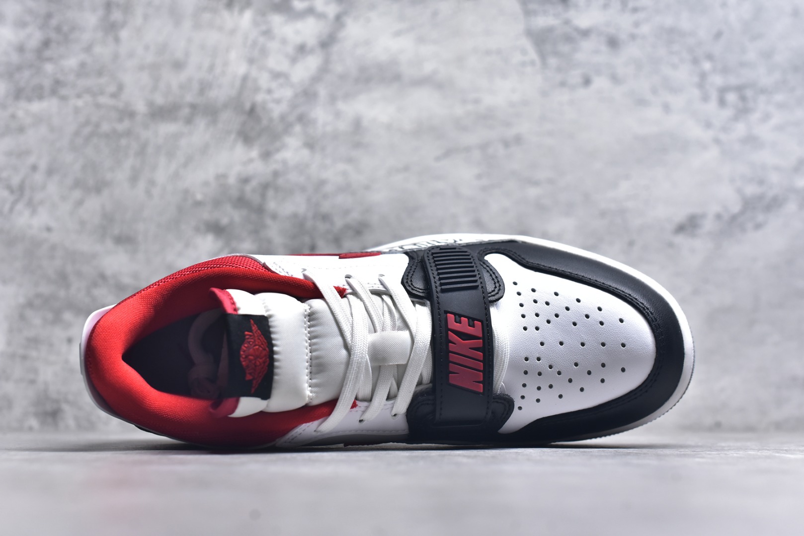 图片[4]-#开学季福利 Air Jordan Legacy AJ312 Low 低帮复古篮球鞋 市场最强独一档产物 全套原纸板楦头开发 原厂大底磨具加持立体防滑纹理 原档数据后跟TPU子母扣魔术贴 原装可视Air Sole气垫 原汁原味最完美的312代版型 唯一正确鞋头趴度弧度高度鞋身腰线 进口港宝加持 后跟自然饱满 全鞋荧光划线卡点 追求极致完美 每一双都是工艺品 多重QC质检 超越公司货的品控标准 实实在在的免检产品 鞋身采用了皮革材质打造 横跨鞋面的魔术贴十分吸睛 侧面的Swoosh Logo的一部分被鞋面遮挡了一部分 颇具玩味 魔术贴上标有NK标识 而鞋舌上是Jordan的经典红色飞翼Logo 后跟和鞋底均采用了AJ3的设计 后跟上同样也使用了经典的爆裂纹图案 尺码：36 36.5 37.5 38 38.5 39 40 40.5 41 42 42.5 43 44 44.5 45 46 47.5-选品中心