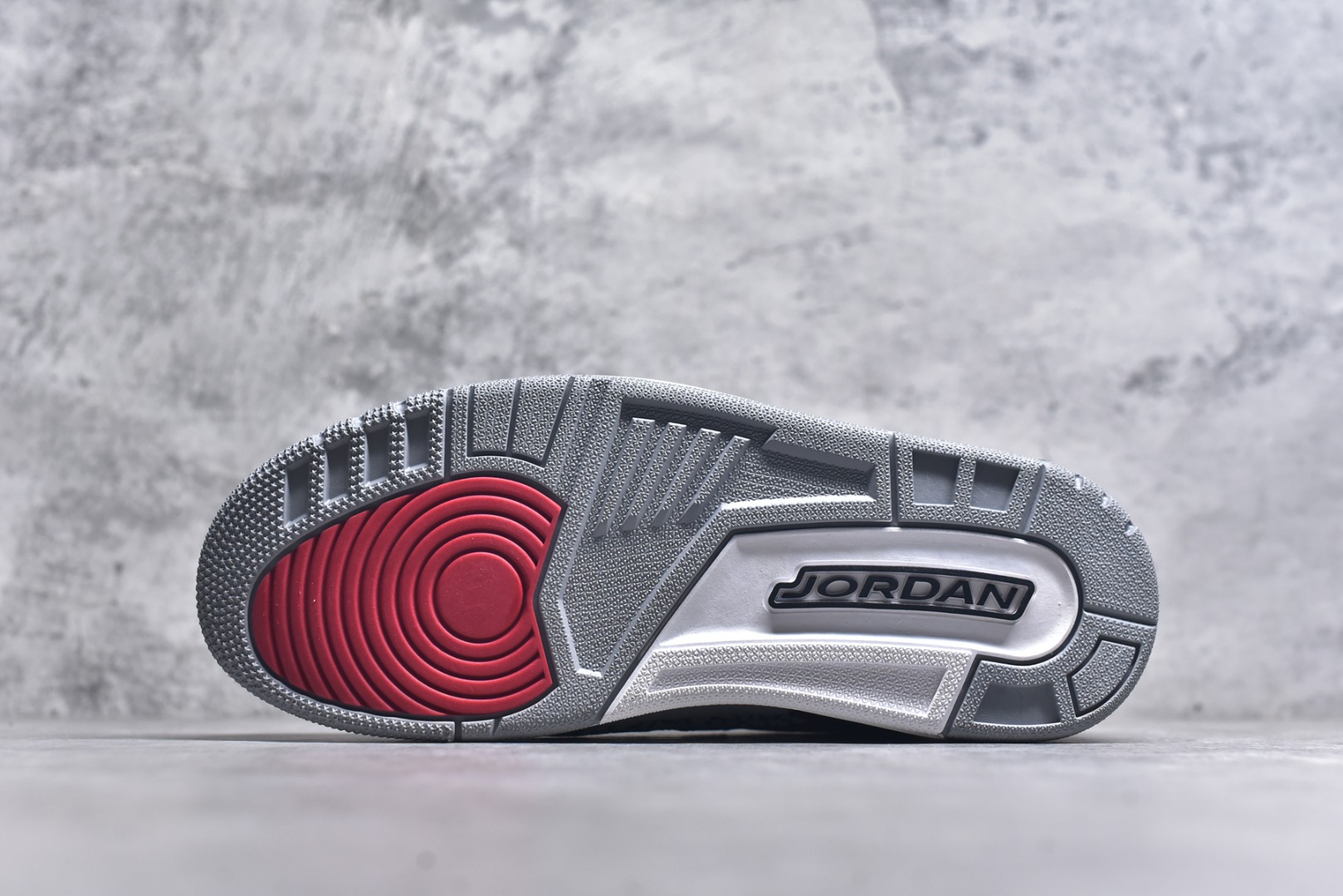 图片[6]-#开学季福利 Air Jordan Legacy AJ312 Low 低帮复古篮球鞋 市场最强独一档产物 全套原纸板楦头开发 原厂大底磨具加持立体防滑纹理 原档数据后跟TPU子母扣魔术贴 原装可视Air Sole气垫 原汁原味最完美的312代版型 唯一正确鞋头趴度弧度高度鞋身腰线 进口港宝加持 后跟自然饱满 全鞋荧光划线卡点 追求极致完美 每一双都是工艺品 多重QC质检 超越公司货的品控标准 实实在在的免检产品 鞋身采用了皮革材质打造 横跨鞋面的魔术贴十分吸睛 侧面的Swoosh Logo的一部分被鞋面遮挡了一部分 颇具玩味 魔术贴上标有NK标识 而鞋舌上是Jordan的经典红色飞翼Logo 后跟和鞋底均采用了AJ3的设计 后跟上同样也使用了经典的爆裂纹图案 尺码：36 36.5 37.5 38 38.5 39 40 40.5 41 42 42.5 43 44 44.5 45 46 47.5-选品中心