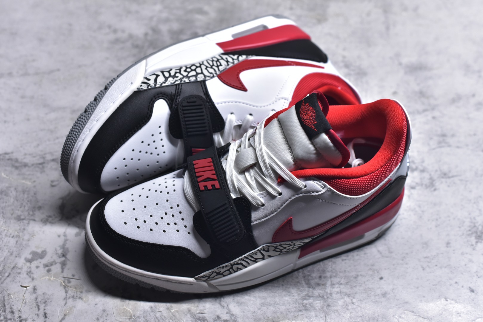 图片[7]-#开学季福利 Air Jordan Legacy AJ312 Low 低帮复古篮球鞋 市场最强独一档产物 全套原纸板楦头开发 原厂大底磨具加持立体防滑纹理 原档数据后跟TPU子母扣魔术贴 原装可视Air Sole气垫 原汁原味最完美的312代版型 唯一正确鞋头趴度弧度高度鞋身腰线 进口港宝加持 后跟自然饱满 全鞋荧光划线卡点 追求极致完美 每一双都是工艺品 多重QC质检 超越公司货的品控标准 实实在在的免检产品 鞋身采用了皮革材质打造 横跨鞋面的魔术贴十分吸睛 侧面的Swoosh Logo的一部分被鞋面遮挡了一部分 颇具玩味 魔术贴上标有NK标识 而鞋舌上是Jordan的经典红色飞翼Logo 后跟和鞋底均采用了AJ3的设计 后跟上同样也使用了经典的爆裂纹图案 尺码：36 36.5 37.5 38 38.5 39 40 40.5 41 42 42.5 43 44 44.5 45 46 47.5-选品中心