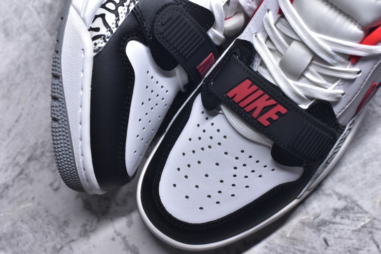 图片[8]-#开学季福利 Air Jordan Legacy AJ312 Low 低帮复古篮球鞋 市场最强独一档产物 全套原纸板楦头开发 原厂大底磨具加持立体防滑纹理 原档数据后跟TPU子母扣魔术贴 原装可视Air Sole气垫 原汁原味最完美的312代版型 唯一正确鞋头趴度弧度高度鞋身腰线 进口港宝加持 后跟自然饱满 全鞋荧光划线卡点 追求极致完美 每一双都是工艺品 多重QC质检 超越公司货的品控标准 实实在在的免检产品 鞋身采用了皮革材质打造 横跨鞋面的魔术贴十分吸睛 侧面的Swoosh Logo的一部分被鞋面遮挡了一部分 颇具玩味 魔术贴上标有NK标识 而鞋舌上是Jordan的经典红色飞翼Logo 后跟和鞋底均采用了AJ3的设计 后跟上同样也使用了经典的爆裂纹图案 尺码：36 36.5 37.5 38 38.5 39 40 40.5 41 42 42.5 43 44 44.5 45 46 47.5-选品中心