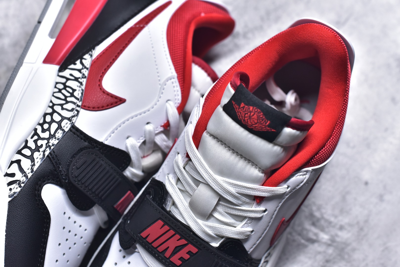 图片[9]-#开学季福利 Air Jordan Legacy AJ312 Low 低帮复古篮球鞋 市场最强独一档产物 全套原纸板楦头开发 原厂大底磨具加持立体防滑纹理 原档数据后跟TPU子母扣魔术贴 原装可视Air Sole气垫 原汁原味最完美的312代版型 唯一正确鞋头趴度弧度高度鞋身腰线 进口港宝加持 后跟自然饱满 全鞋荧光划线卡点 追求极致完美 每一双都是工艺品 多重QC质检 超越公司货的品控标准 实实在在的免检产品 鞋身采用了皮革材质打造 横跨鞋面的魔术贴十分吸睛 侧面的Swoosh Logo的一部分被鞋面遮挡了一部分 颇具玩味 魔术贴上标有NK标识 而鞋舌上是Jordan的经典红色飞翼Logo 后跟和鞋底均采用了AJ3的设计 后跟上同样也使用了经典的爆裂纹图案 尺码：36 36.5 37.5 38 38.5 39 40 40.5 41 42 42.5 43 44 44.5 45 46 47.5-选品中心