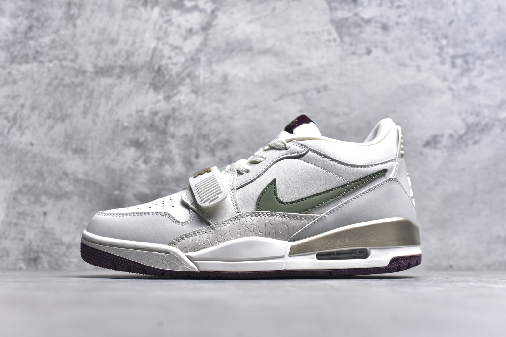 #开学季福利 Air Jordan Legacy AJ312 Low 低帮复古篮球鞋 市场最强独一档产物 全套原纸板楦头开发 原厂大底磨具加持立体防滑纹理 原档数据后跟TPU子母扣魔术贴 原装可视Air Sole气垫 原汁原味最完美的312代版型 唯一正确鞋头趴度弧度高度鞋身腰线 进口港宝加持 后跟自然饱满 全鞋荧光划线卡点 追求极致完美 每一双都是工艺品 多重QC质检 超越公司货的品控标准 实实在在的免检产品 鞋身采用了皮革材质打造 横跨鞋面的魔术贴十分吸睛 侧面的Swoosh Logo的一部分被鞋面遮挡了一部分 颇具玩味 魔术贴上标有NK标识 而鞋舌上是Jordan的经典红色飞翼Logo 后跟和鞋底均采用了AJ3的设计 后跟上同样也使用了经典的爆裂纹图案 尺码：36 36.5 37.5 38 38.5 39 40 40.5 41 42 42.5 43 44 44.5 45 46 47.5-选品中心