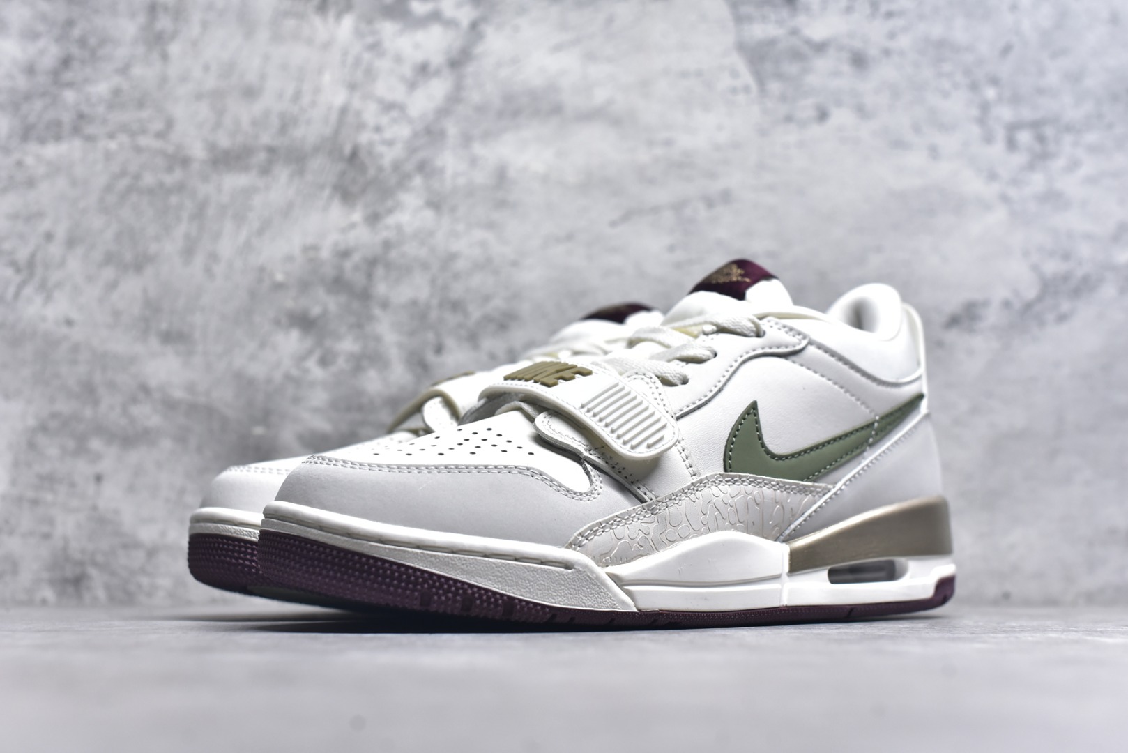 图片[2]-#开学季福利 Air Jordan Legacy AJ312 Low 低帮复古篮球鞋 市场最强独一档产物 全套原纸板楦头开发 原厂大底磨具加持立体防滑纹理 原档数据后跟TPU子母扣魔术贴 原装可视Air Sole气垫 原汁原味最完美的312代版型 唯一正确鞋头趴度弧度高度鞋身腰线 进口港宝加持 后跟自然饱满 全鞋荧光划线卡点 追求极致完美 每一双都是工艺品 多重QC质检 超越公司货的品控标准 实实在在的免检产品 鞋身采用了皮革材质打造 横跨鞋面的魔术贴十分吸睛 侧面的Swoosh Logo的一部分被鞋面遮挡了一部分 颇具玩味 魔术贴上标有NK标识 而鞋舌上是Jordan的经典红色飞翼Logo 后跟和鞋底均采用了AJ3的设计 后跟上同样也使用了经典的爆裂纹图案 尺码：36 36.5 37.5 38 38.5 39 40 40.5 41 42 42.5 43 44 44.5 45 46 47.5-选品中心