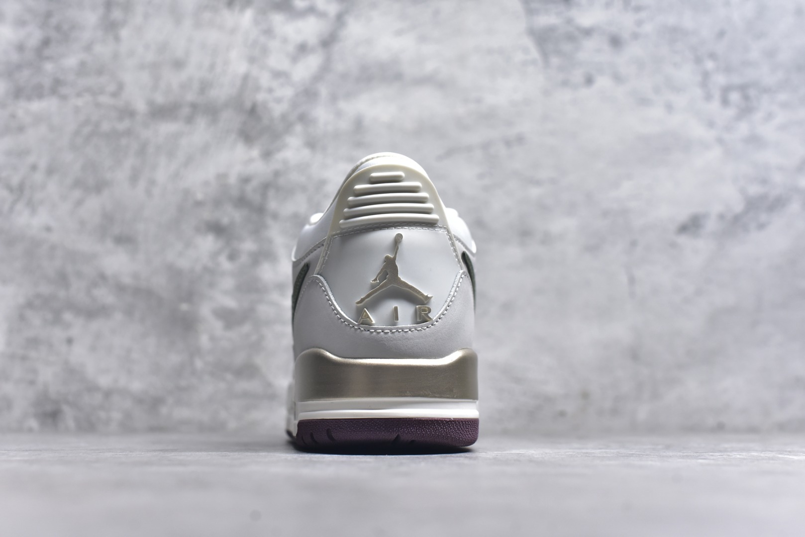 图片[5]-#开学季福利 Air Jordan Legacy AJ312 Low 低帮复古篮球鞋 市场最强独一档产物 全套原纸板楦头开发 原厂大底磨具加持立体防滑纹理 原档数据后跟TPU子母扣魔术贴 原装可视Air Sole气垫 原汁原味最完美的312代版型 唯一正确鞋头趴度弧度高度鞋身腰线 进口港宝加持 后跟自然饱满 全鞋荧光划线卡点 追求极致完美 每一双都是工艺品 多重QC质检 超越公司货的品控标准 实实在在的免检产品 鞋身采用了皮革材质打造 横跨鞋面的魔术贴十分吸睛 侧面的Swoosh Logo的一部分被鞋面遮挡了一部分 颇具玩味 魔术贴上标有NK标识 而鞋舌上是Jordan的经典红色飞翼Logo 后跟和鞋底均采用了AJ3的设计 后跟上同样也使用了经典的爆裂纹图案 尺码：36 36.5 37.5 38 38.5 39 40 40.5 41 42 42.5 43 44 44.5 45 46 47.5-选品中心