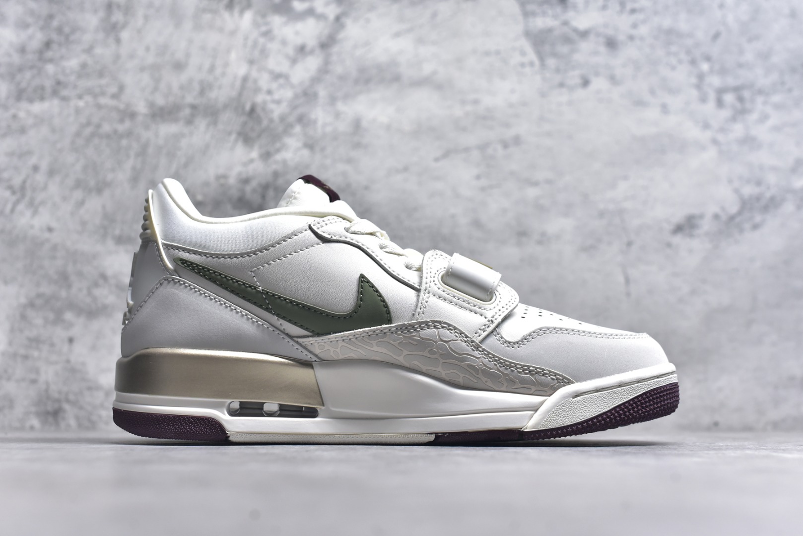 图片[3]-#开学季福利 Air Jordan Legacy AJ312 Low 低帮复古篮球鞋 市场最强独一档产物 全套原纸板楦头开发 原厂大底磨具加持立体防滑纹理 原档数据后跟TPU子母扣魔术贴 原装可视Air Sole气垫 原汁原味最完美的312代版型 唯一正确鞋头趴度弧度高度鞋身腰线 进口港宝加持 后跟自然饱满 全鞋荧光划线卡点 追求极致完美 每一双都是工艺品 多重QC质检 超越公司货的品控标准 实实在在的免检产品 鞋身采用了皮革材质打造 横跨鞋面的魔术贴十分吸睛 侧面的Swoosh Logo的一部分被鞋面遮挡了一部分 颇具玩味 魔术贴上标有NK标识 而鞋舌上是Jordan的经典红色飞翼Logo 后跟和鞋底均采用了AJ3的设计 后跟上同样也使用了经典的爆裂纹图案 尺码：36 36.5 37.5 38 38.5 39 40 40.5 41 42 42.5 43 44 44.5 45 46 47.5-选品中心