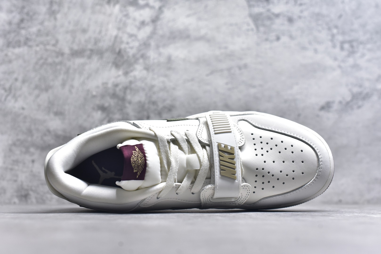 图片[4]-#开学季福利 Air Jordan Legacy AJ312 Low 低帮复古篮球鞋 市场最强独一档产物 全套原纸板楦头开发 原厂大底磨具加持立体防滑纹理 原档数据后跟TPU子母扣魔术贴 原装可视Air Sole气垫 原汁原味最完美的312代版型 唯一正确鞋头趴度弧度高度鞋身腰线 进口港宝加持 后跟自然饱满 全鞋荧光划线卡点 追求极致完美 每一双都是工艺品 多重QC质检 超越公司货的品控标准 实实在在的免检产品 鞋身采用了皮革材质打造 横跨鞋面的魔术贴十分吸睛 侧面的Swoosh Logo的一部分被鞋面遮挡了一部分 颇具玩味 魔术贴上标有NK标识 而鞋舌上是Jordan的经典红色飞翼Logo 后跟和鞋底均采用了AJ3的设计 后跟上同样也使用了经典的爆裂纹图案 尺码：36 36.5 37.5 38 38.5 39 40 40.5 41 42 42.5 43 44 44.5 45 46 47.5-选品中心