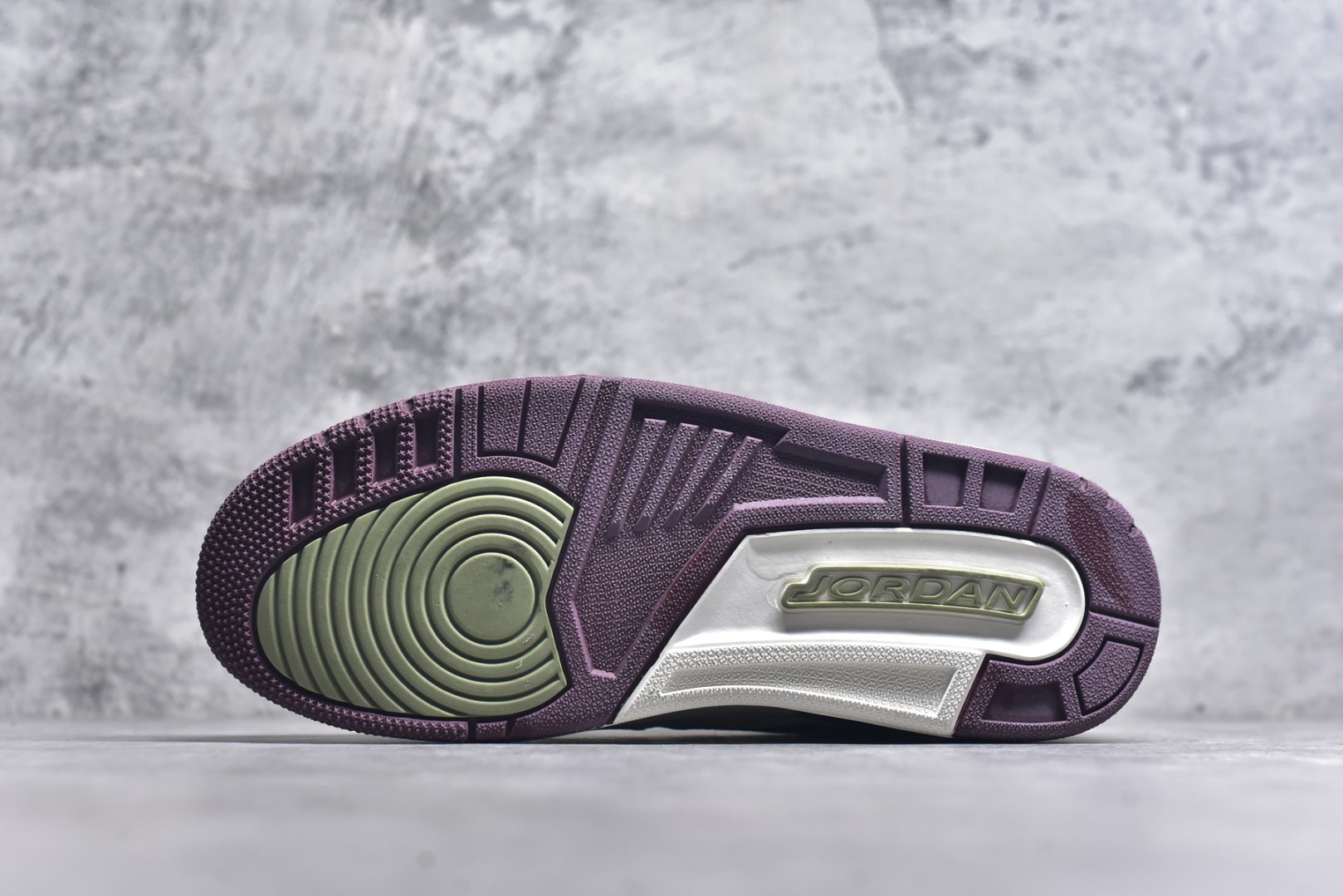 图片[6]-#开学季福利 Air Jordan Legacy AJ312 Low 低帮复古篮球鞋 市场最强独一档产物 全套原纸板楦头开发 原厂大底磨具加持立体防滑纹理 原档数据后跟TPU子母扣魔术贴 原装可视Air Sole气垫 原汁原味最完美的312代版型 唯一正确鞋头趴度弧度高度鞋身腰线 进口港宝加持 后跟自然饱满 全鞋荧光划线卡点 追求极致完美 每一双都是工艺品 多重QC质检 超越公司货的品控标准 实实在在的免检产品 鞋身采用了皮革材质打造 横跨鞋面的魔术贴十分吸睛 侧面的Swoosh Logo的一部分被鞋面遮挡了一部分 颇具玩味 魔术贴上标有NK标识 而鞋舌上是Jordan的经典红色飞翼Logo 后跟和鞋底均采用了AJ3的设计 后跟上同样也使用了经典的爆裂纹图案 尺码：36 36.5 37.5 38 38.5 39 40 40.5 41 42 42.5 43 44 44.5 45 46 47.5-选品中心