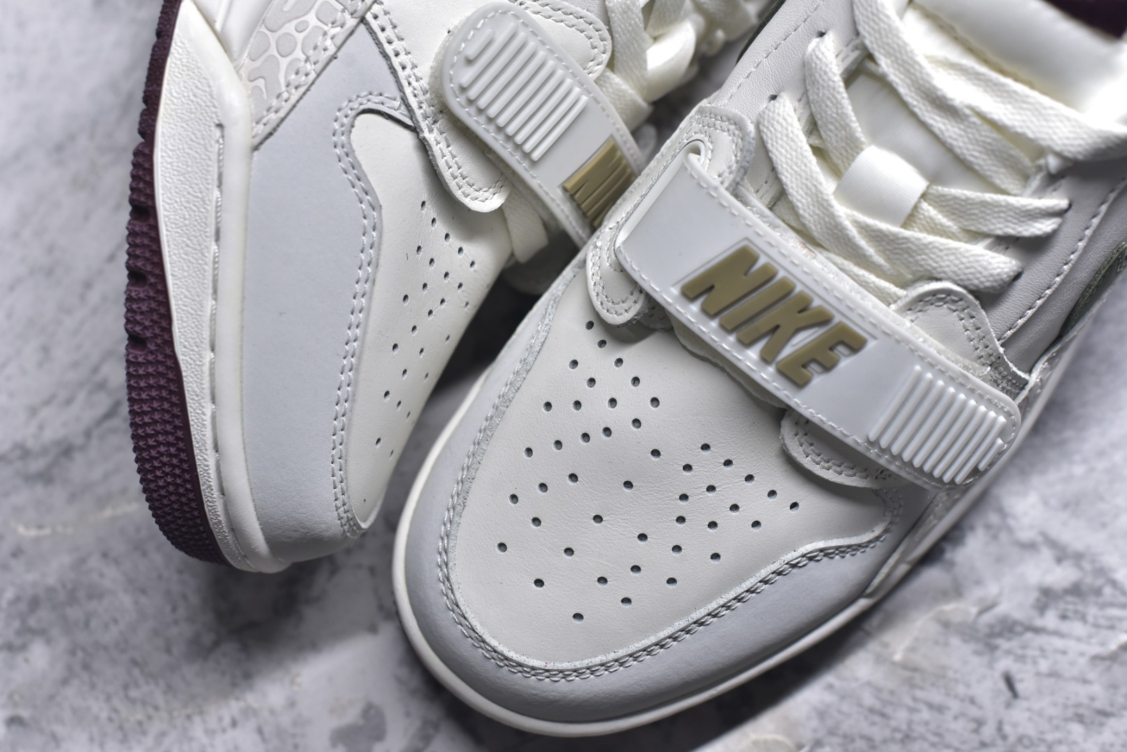 图片[8]-#开学季福利 Air Jordan Legacy AJ312 Low 低帮复古篮球鞋 市场最强独一档产物 全套原纸板楦头开发 原厂大底磨具加持立体防滑纹理 原档数据后跟TPU子母扣魔术贴 原装可视Air Sole气垫 原汁原味最完美的312代版型 唯一正确鞋头趴度弧度高度鞋身腰线 进口港宝加持 后跟自然饱满 全鞋荧光划线卡点 追求极致完美 每一双都是工艺品 多重QC质检 超越公司货的品控标准 实实在在的免检产品 鞋身采用了皮革材质打造 横跨鞋面的魔术贴十分吸睛 侧面的Swoosh Logo的一部分被鞋面遮挡了一部分 颇具玩味 魔术贴上标有NK标识 而鞋舌上是Jordan的经典红色飞翼Logo 后跟和鞋底均采用了AJ3的设计 后跟上同样也使用了经典的爆裂纹图案 尺码：36 36.5 37.5 38 38.5 39 40 40.5 41 42 42.5 43 44 44.5 45 46 47.5-选品中心