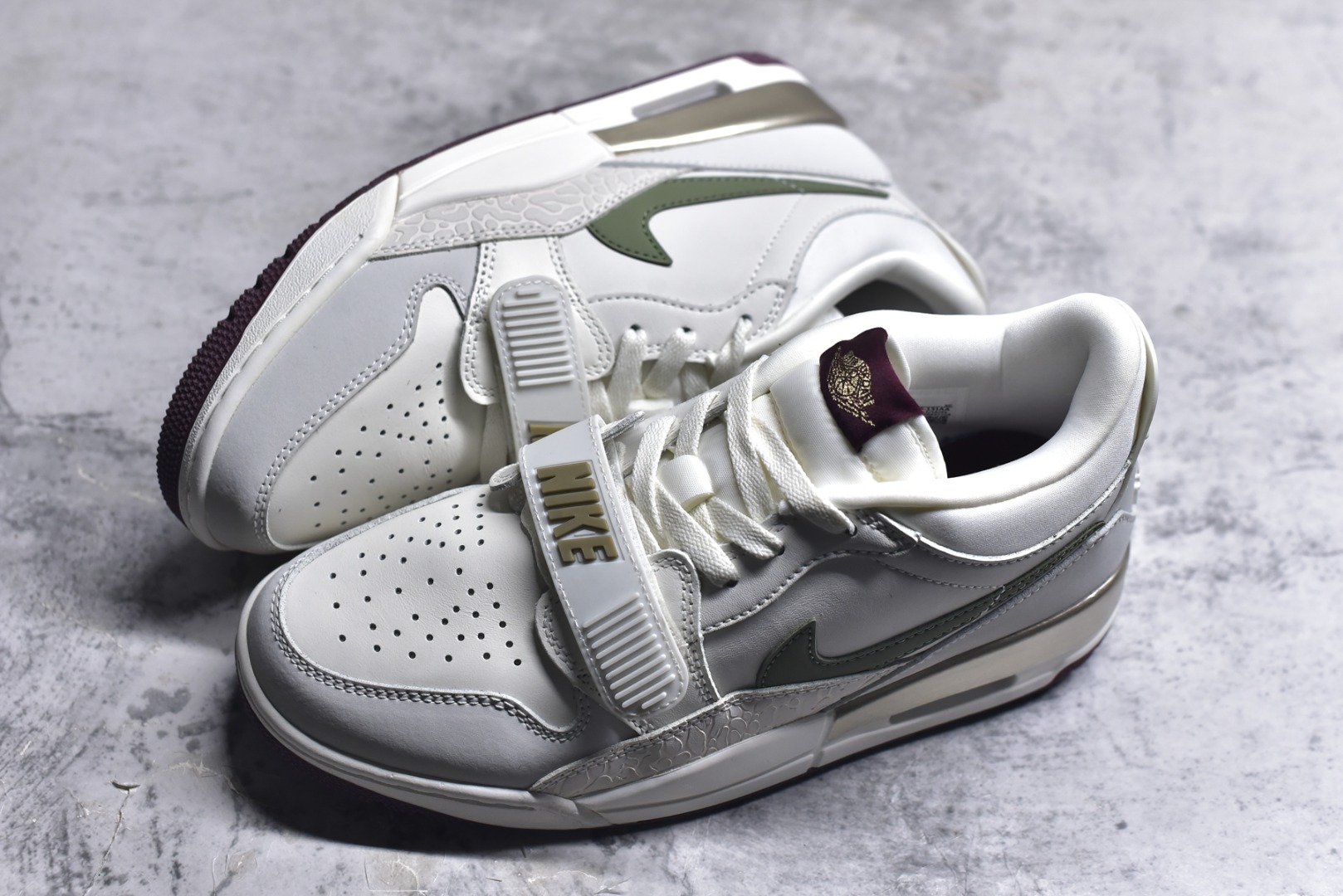 图片[7]-#开学季福利 Air Jordan Legacy AJ312 Low 低帮复古篮球鞋 市场最强独一档产物 全套原纸板楦头开发 原厂大底磨具加持立体防滑纹理 原档数据后跟TPU子母扣魔术贴 原装可视Air Sole气垫 原汁原味最完美的312代版型 唯一正确鞋头趴度弧度高度鞋身腰线 进口港宝加持 后跟自然饱满 全鞋荧光划线卡点 追求极致完美 每一双都是工艺品 多重QC质检 超越公司货的品控标准 实实在在的免检产品 鞋身采用了皮革材质打造 横跨鞋面的魔术贴十分吸睛 侧面的Swoosh Logo的一部分被鞋面遮挡了一部分 颇具玩味 魔术贴上标有NK标识 而鞋舌上是Jordan的经典红色飞翼Logo 后跟和鞋底均采用了AJ3的设计 后跟上同样也使用了经典的爆裂纹图案 尺码：36 36.5 37.5 38 38.5 39 40 40.5 41 42 42.5 43 44 44.5 45 46 47.5-选品中心