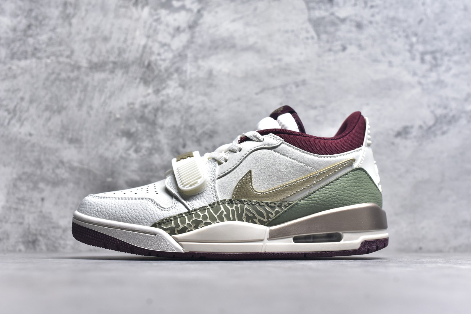 #开学季福利 Air Jordan Legacy AJ312 Low 低帮复古篮球鞋 市场最强独一档产物 全套原纸板楦头开发 原厂大底磨具加持立体防滑纹理 原档数据后跟TPU子母扣魔术贴 原装可视Air Sole气垫 原汁原味最完美的312代版型 唯一正确鞋头趴度弧度高度鞋身腰线 进口港宝加持 后跟自然饱满 全鞋荧光划线卡点 追求极致完美 每一双都是工艺品 多重QC质检 超越公司货的品控标准 实实在在的免检产品 鞋身采用了皮革材质打造 横跨鞋面的魔术贴十分吸睛 侧面的Swoosh Logo的一部分被鞋面遮挡了一部分 颇具玩味 魔术贴上标有NK标识 而鞋舌上是Jordan的经典红色飞翼Logo 后跟和鞋底均采用了AJ3的设计 后跟上同样也使用了经典的爆裂纹图案 尺码：36 36.5 37.5 38 38.5 39 40 40.5 41 42 42.5 43 44 44.5 45 46 47.5-选品中心