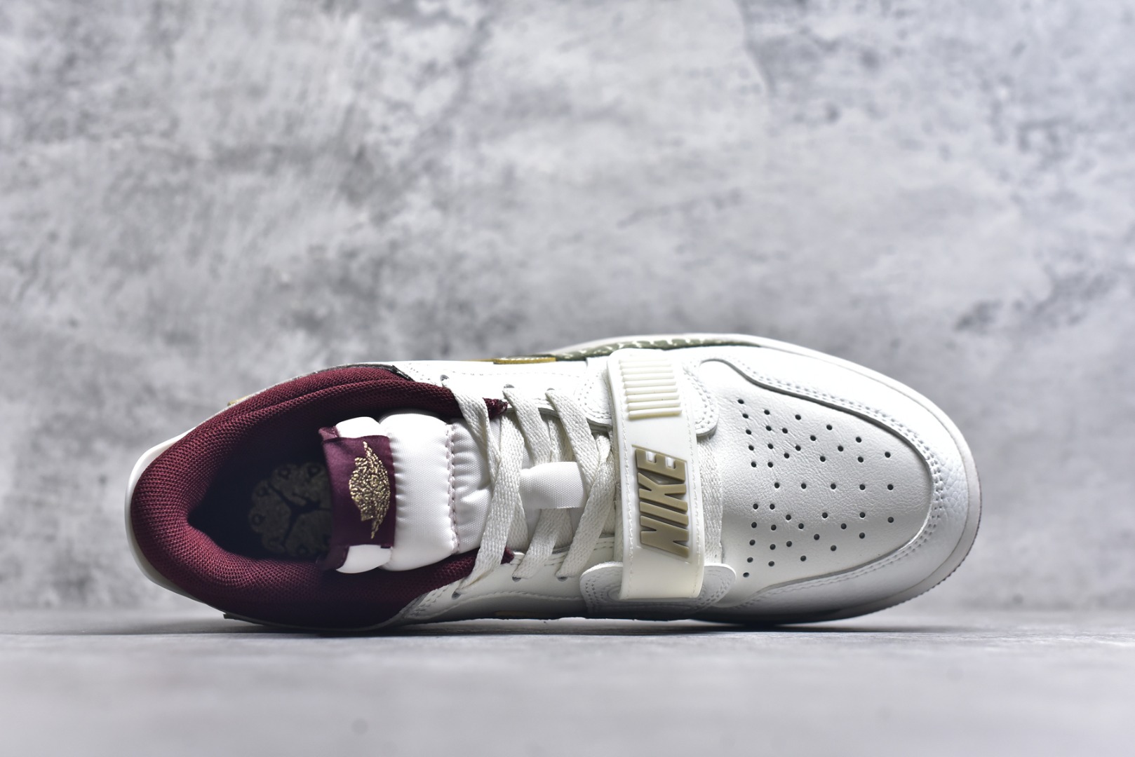 图片[4]-#开学季福利 Air Jordan Legacy AJ312 Low 低帮复古篮球鞋 市场最强独一档产物 全套原纸板楦头开发 原厂大底磨具加持立体防滑纹理 原档数据后跟TPU子母扣魔术贴 原装可视Air Sole气垫 原汁原味最完美的312代版型 唯一正确鞋头趴度弧度高度鞋身腰线 进口港宝加持 后跟自然饱满 全鞋荧光划线卡点 追求极致完美 每一双都是工艺品 多重QC质检 超越公司货的品控标准 实实在在的免检产品 鞋身采用了皮革材质打造 横跨鞋面的魔术贴十分吸睛 侧面的Swoosh Logo的一部分被鞋面遮挡了一部分 颇具玩味 魔术贴上标有NK标识 而鞋舌上是Jordan的经典红色飞翼Logo 后跟和鞋底均采用了AJ3的设计 后跟上同样也使用了经典的爆裂纹图案 尺码：36 36.5 37.5 38 38.5 39 40 40.5 41 42 42.5 43 44 44.5 45 46 47.5-选品中心