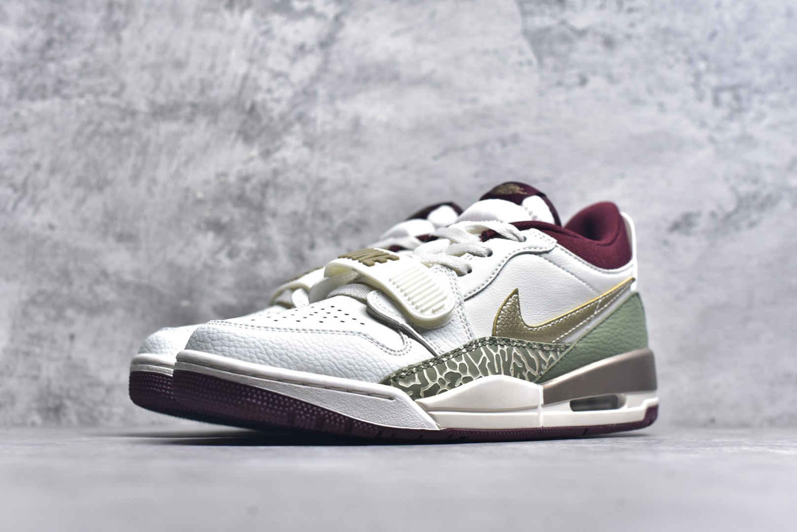 图片[2]-#开学季福利 Air Jordan Legacy AJ312 Low 低帮复古篮球鞋 市场最强独一档产物 全套原纸板楦头开发 原厂大底磨具加持立体防滑纹理 原档数据后跟TPU子母扣魔术贴 原装可视Air Sole气垫 原汁原味最完美的312代版型 唯一正确鞋头趴度弧度高度鞋身腰线 进口港宝加持 后跟自然饱满 全鞋荧光划线卡点 追求极致完美 每一双都是工艺品 多重QC质检 超越公司货的品控标准 实实在在的免检产品 鞋身采用了皮革材质打造 横跨鞋面的魔术贴十分吸睛 侧面的Swoosh Logo的一部分被鞋面遮挡了一部分 颇具玩味 魔术贴上标有NK标识 而鞋舌上是Jordan的经典红色飞翼Logo 后跟和鞋底均采用了AJ3的设计 后跟上同样也使用了经典的爆裂纹图案 尺码：36 36.5 37.5 38 38.5 39 40 40.5 41 42 42.5 43 44 44.5 45 46 47.5-选品中心