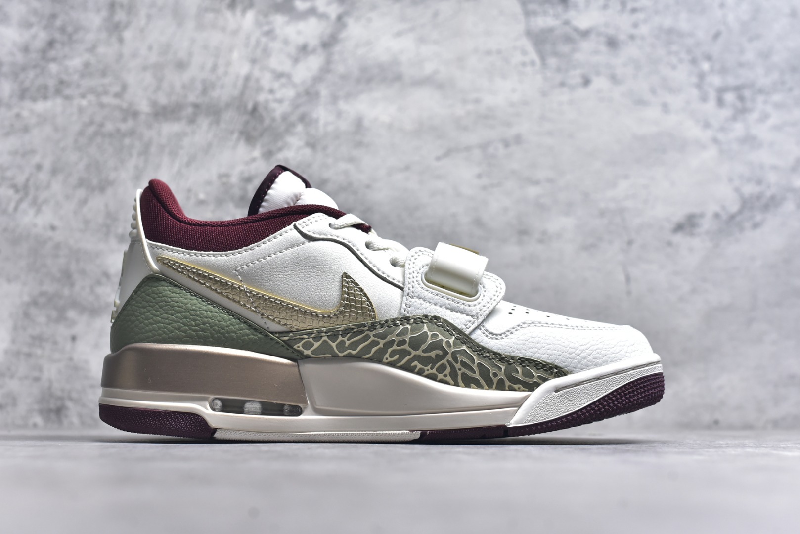 图片[3]-#开学季福利 Air Jordan Legacy AJ312 Low 低帮复古篮球鞋 市场最强独一档产物 全套原纸板楦头开发 原厂大底磨具加持立体防滑纹理 原档数据后跟TPU子母扣魔术贴 原装可视Air Sole气垫 原汁原味最完美的312代版型 唯一正确鞋头趴度弧度高度鞋身腰线 进口港宝加持 后跟自然饱满 全鞋荧光划线卡点 追求极致完美 每一双都是工艺品 多重QC质检 超越公司货的品控标准 实实在在的免检产品 鞋身采用了皮革材质打造 横跨鞋面的魔术贴十分吸睛 侧面的Swoosh Logo的一部分被鞋面遮挡了一部分 颇具玩味 魔术贴上标有NK标识 而鞋舌上是Jordan的经典红色飞翼Logo 后跟和鞋底均采用了AJ3的设计 后跟上同样也使用了经典的爆裂纹图案 尺码：36 36.5 37.5 38 38.5 39 40 40.5 41 42 42.5 43 44 44.5 45 46 47.5-选品中心