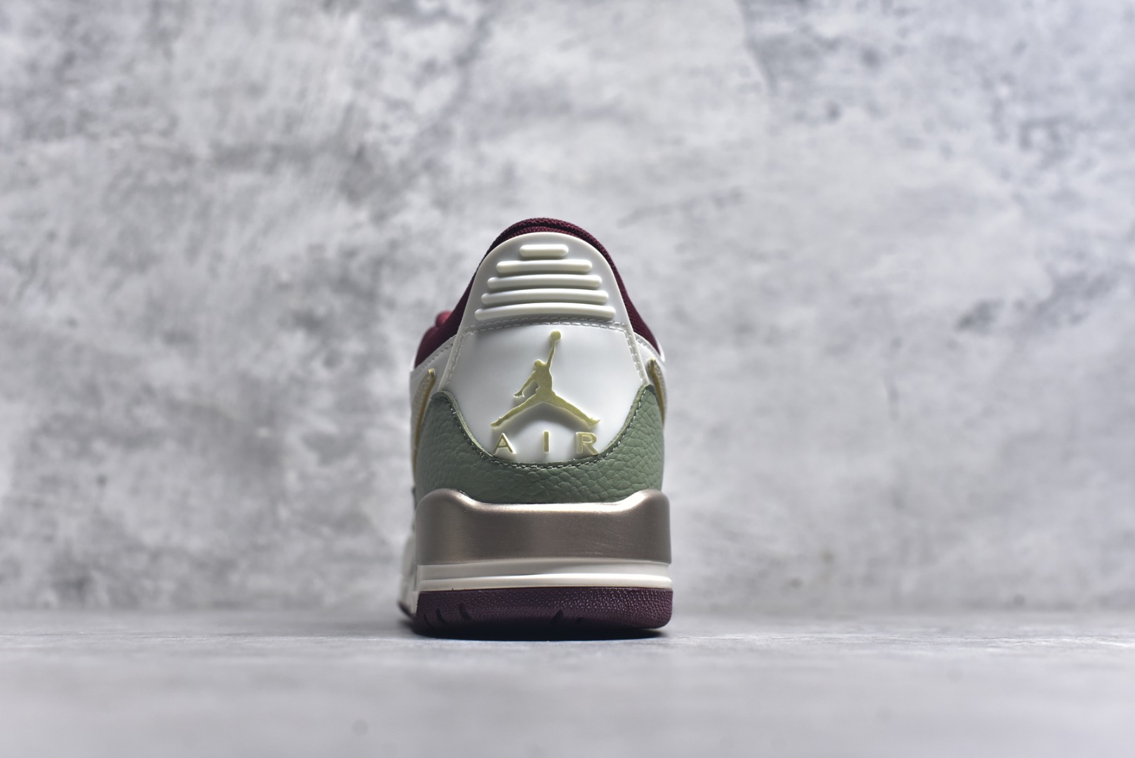 图片[5]-#开学季福利 Air Jordan Legacy AJ312 Low 低帮复古篮球鞋 市场最强独一档产物 全套原纸板楦头开发 原厂大底磨具加持立体防滑纹理 原档数据后跟TPU子母扣魔术贴 原装可视Air Sole气垫 原汁原味最完美的312代版型 唯一正确鞋头趴度弧度高度鞋身腰线 进口港宝加持 后跟自然饱满 全鞋荧光划线卡点 追求极致完美 每一双都是工艺品 多重QC质检 超越公司货的品控标准 实实在在的免检产品 鞋身采用了皮革材质打造 横跨鞋面的魔术贴十分吸睛 侧面的Swoosh Logo的一部分被鞋面遮挡了一部分 颇具玩味 魔术贴上标有NK标识 而鞋舌上是Jordan的经典红色飞翼Logo 后跟和鞋底均采用了AJ3的设计 后跟上同样也使用了经典的爆裂纹图案 尺码：36 36.5 37.5 38 38.5 39 40 40.5 41 42 42.5 43 44 44.5 45 46 47.5-选品中心