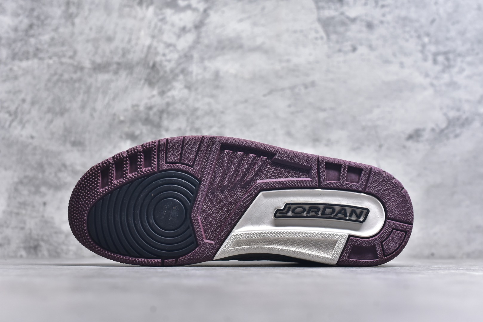 图片[6]-#开学季福利 Air Jordan Legacy AJ312 Low 低帮复古篮球鞋 市场最强独一档产物 全套原纸板楦头开发 原厂大底磨具加持立体防滑纹理 原档数据后跟TPU子母扣魔术贴 原装可视Air Sole气垫 原汁原味最完美的312代版型 唯一正确鞋头趴度弧度高度鞋身腰线 进口港宝加持 后跟自然饱满 全鞋荧光划线卡点 追求极致完美 每一双都是工艺品 多重QC质检 超越公司货的品控标准 实实在在的免检产品 鞋身采用了皮革材质打造 横跨鞋面的魔术贴十分吸睛 侧面的Swoosh Logo的一部分被鞋面遮挡了一部分 颇具玩味 魔术贴上标有NK标识 而鞋舌上是Jordan的经典红色飞翼Logo 后跟和鞋底均采用了AJ3的设计 后跟上同样也使用了经典的爆裂纹图案 尺码：36 36.5 37.5 38 38.5 39 40 40.5 41 42 42.5 43 44 44.5 45 46 47.5-选品中心