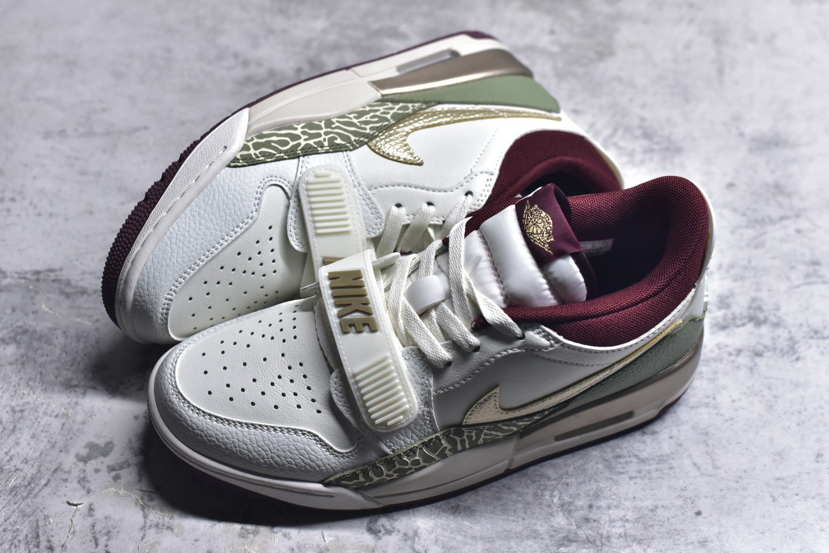 图片[7]-#开学季福利 Air Jordan Legacy AJ312 Low 低帮复古篮球鞋 市场最强独一档产物 全套原纸板楦头开发 原厂大底磨具加持立体防滑纹理 原档数据后跟TPU子母扣魔术贴 原装可视Air Sole气垫 原汁原味最完美的312代版型 唯一正确鞋头趴度弧度高度鞋身腰线 进口港宝加持 后跟自然饱满 全鞋荧光划线卡点 追求极致完美 每一双都是工艺品 多重QC质检 超越公司货的品控标准 实实在在的免检产品 鞋身采用了皮革材质打造 横跨鞋面的魔术贴十分吸睛 侧面的Swoosh Logo的一部分被鞋面遮挡了一部分 颇具玩味 魔术贴上标有NK标识 而鞋舌上是Jordan的经典红色飞翼Logo 后跟和鞋底均采用了AJ3的设计 后跟上同样也使用了经典的爆裂纹图案 尺码：36 36.5 37.5 38 38.5 39 40 40.5 41 42 42.5 43 44 44.5 45 46 47.5-选品中心