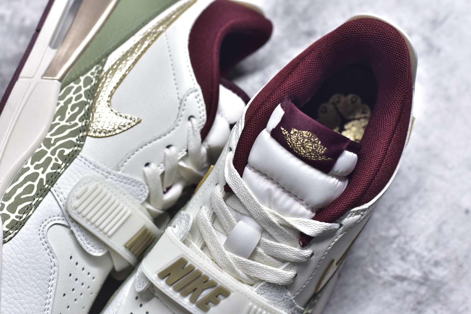 图片[9]-#开学季福利 Air Jordan Legacy AJ312 Low 低帮复古篮球鞋 市场最强独一档产物 全套原纸板楦头开发 原厂大底磨具加持立体防滑纹理 原档数据后跟TPU子母扣魔术贴 原装可视Air Sole气垫 原汁原味最完美的312代版型 唯一正确鞋头趴度弧度高度鞋身腰线 进口港宝加持 后跟自然饱满 全鞋荧光划线卡点 追求极致完美 每一双都是工艺品 多重QC质检 超越公司货的品控标准 实实在在的免检产品 鞋身采用了皮革材质打造 横跨鞋面的魔术贴十分吸睛 侧面的Swoosh Logo的一部分被鞋面遮挡了一部分 颇具玩味 魔术贴上标有NK标识 而鞋舌上是Jordan的经典红色飞翼Logo 后跟和鞋底均采用了AJ3的设计 后跟上同样也使用了经典的爆裂纹图案 尺码：36 36.5 37.5 38 38.5 39 40 40.5 41 42 42.5 43 44 44.5 45 46 47.5-选品中心