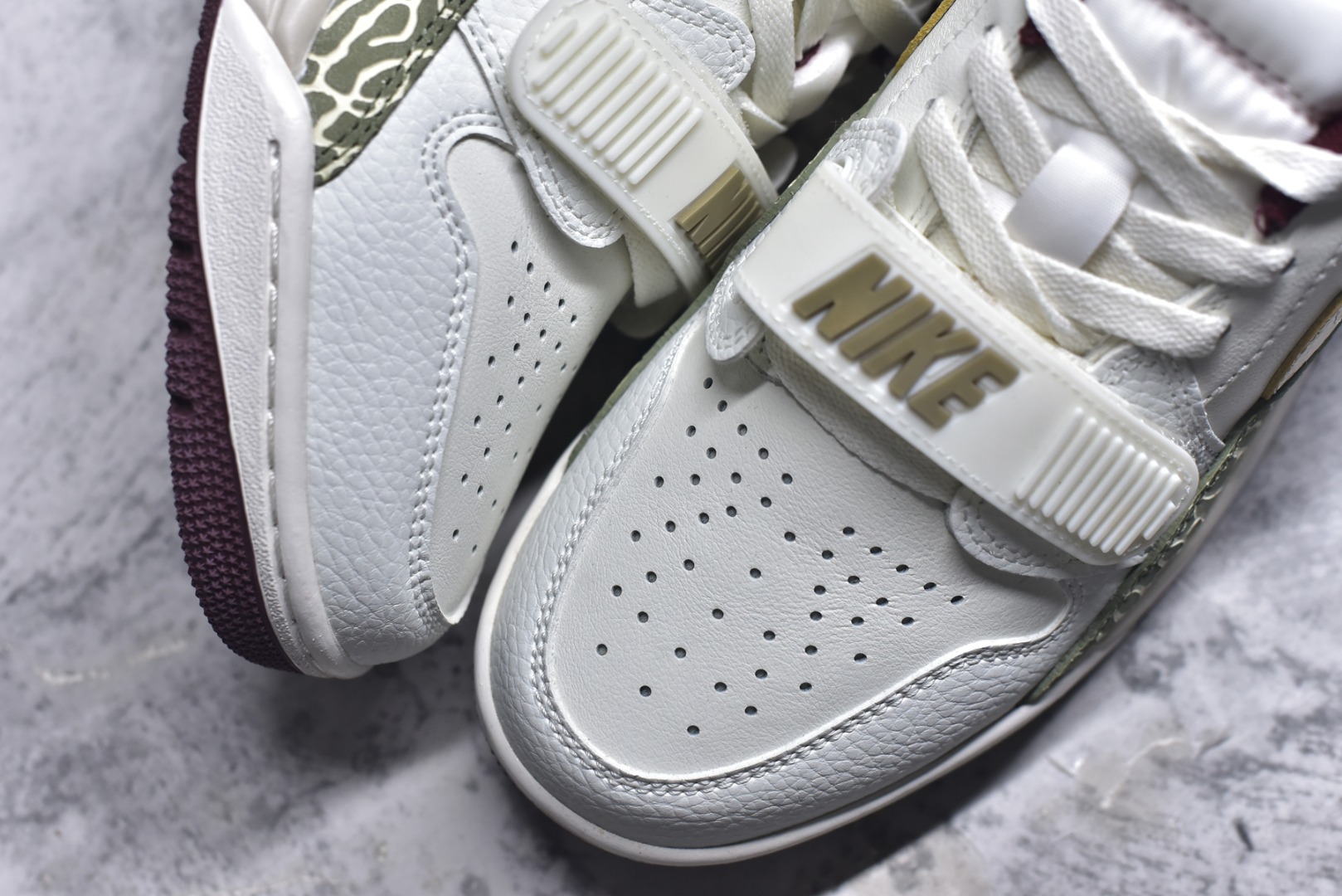 图片[8]-#开学季福利 Air Jordan Legacy AJ312 Low 低帮复古篮球鞋 市场最强独一档产物 全套原纸板楦头开发 原厂大底磨具加持立体防滑纹理 原档数据后跟TPU子母扣魔术贴 原装可视Air Sole气垫 原汁原味最完美的312代版型 唯一正确鞋头趴度弧度高度鞋身腰线 进口港宝加持 后跟自然饱满 全鞋荧光划线卡点 追求极致完美 每一双都是工艺品 多重QC质检 超越公司货的品控标准 实实在在的免检产品 鞋身采用了皮革材质打造 横跨鞋面的魔术贴十分吸睛 侧面的Swoosh Logo的一部分被鞋面遮挡了一部分 颇具玩味 魔术贴上标有NK标识 而鞋舌上是Jordan的经典红色飞翼Logo 后跟和鞋底均采用了AJ3的设计 后跟上同样也使用了经典的爆裂纹图案 尺码：36 36.5 37.5 38 38.5 39 40 40.5 41 42 42.5 43 44 44.5 45 46 47.5-选品中心