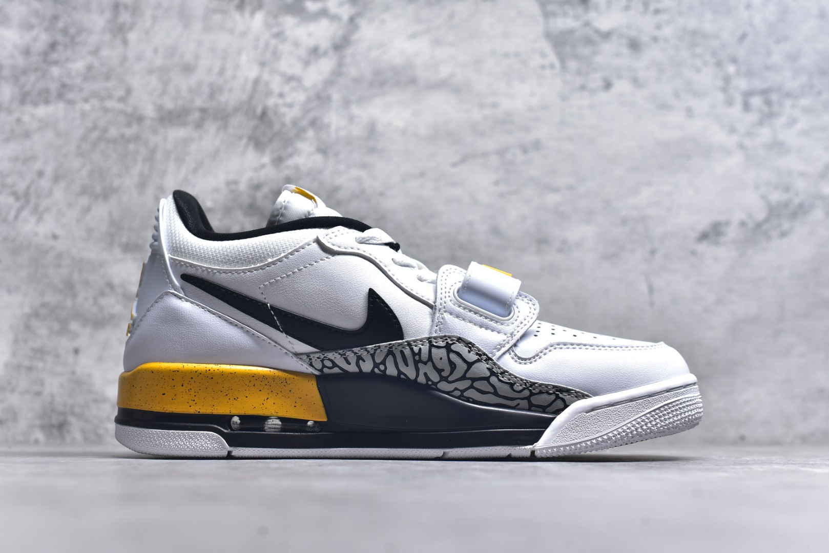 图片[3]-#开学季福利 Air Jordan Legacy AJ312 Low 低帮复古篮球鞋 市场最强独一档产物 全套原纸板楦头开发 原厂大底磨具加持立体防滑纹理 原档数据后跟TPU子母扣魔术贴 原装可视Air Sole气垫 原汁原味最完美的312代版型 唯一正确鞋头趴度弧度高度鞋身腰线 进口港宝加持 后跟自然饱满 全鞋荧光划线卡点 追求极致完美 每一双都是工艺品 多重QC质检 超越公司货的品控标准 实实在在的免检产品 鞋身采用了皮革材质打造 横跨鞋面的魔术贴十分吸睛 侧面的Swoosh Logo的一部分被鞋面遮挡了一部分 颇具玩味 魔术贴上标有NK标识 而鞋舌上是Jordan的经典红色飞翼Logo 后跟和鞋底均采用了AJ3的设计 后跟上同样也使用了经典的爆裂纹图案 尺码：36 36.5 37.5 38 38.5 39 40 40.5 41 42 42.5 43 44 44.5 45 46 47.5-选品中心