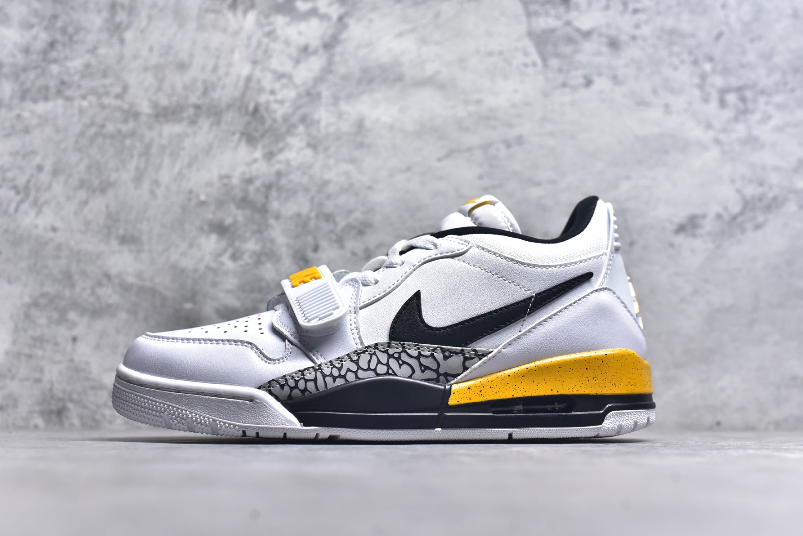 #开学季福利 Air Jordan Legacy AJ312 Low 低帮复古篮球鞋 市场最强独一档产物 全套原纸板楦头开发 原厂大底磨具加持立体防滑纹理 原档数据后跟TPU子母扣魔术贴 原装可视Air Sole气垫 原汁原味最完美的312代版型 唯一正确鞋头趴度弧度高度鞋身腰线 进口港宝加持 后跟自然饱满 全鞋荧光划线卡点 追求极致完美 每一双都是工艺品 多重QC质检 超越公司货的品控标准 实实在在的免检产品 鞋身采用了皮革材质打造 横跨鞋面的魔术贴十分吸睛 侧面的Swoosh Logo的一部分被鞋面遮挡了一部分 颇具玩味 魔术贴上标有NK标识 而鞋舌上是Jordan的经典红色飞翼Logo 后跟和鞋底均采用了AJ3的设计 后跟上同样也使用了经典的爆裂纹图案 尺码：36 36.5 37.5 38 38.5 39 40 40.5 41 42 42.5 43 44 44.5 45 46 47.5-选品中心