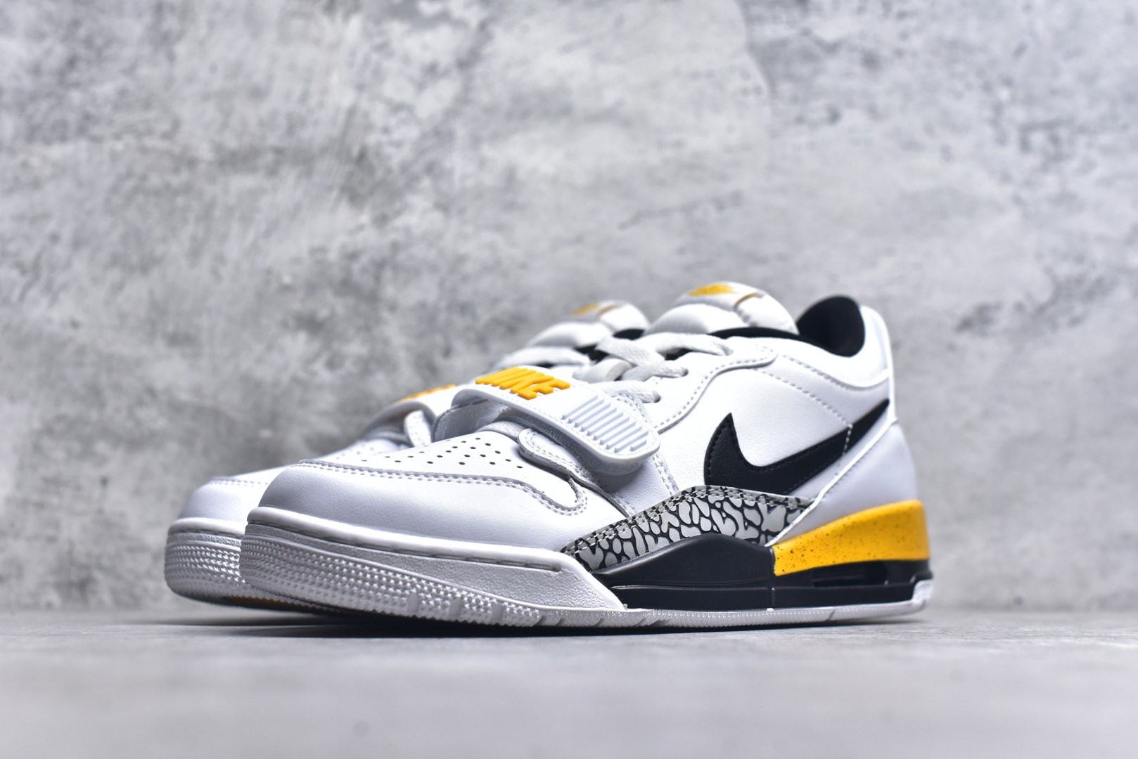 图片[2]-#开学季福利 Air Jordan Legacy AJ312 Low 低帮复古篮球鞋 市场最强独一档产物 全套原纸板楦头开发 原厂大底磨具加持立体防滑纹理 原档数据后跟TPU子母扣魔术贴 原装可视Air Sole气垫 原汁原味最完美的312代版型 唯一正确鞋头趴度弧度高度鞋身腰线 进口港宝加持 后跟自然饱满 全鞋荧光划线卡点 追求极致完美 每一双都是工艺品 多重QC质检 超越公司货的品控标准 实实在在的免检产品 鞋身采用了皮革材质打造 横跨鞋面的魔术贴十分吸睛 侧面的Swoosh Logo的一部分被鞋面遮挡了一部分 颇具玩味 魔术贴上标有NK标识 而鞋舌上是Jordan的经典红色飞翼Logo 后跟和鞋底均采用了AJ3的设计 后跟上同样也使用了经典的爆裂纹图案 尺码：36 36.5 37.5 38 38.5 39 40 40.5 41 42 42.5 43 44 44.5 45 46 47.5-选品中心