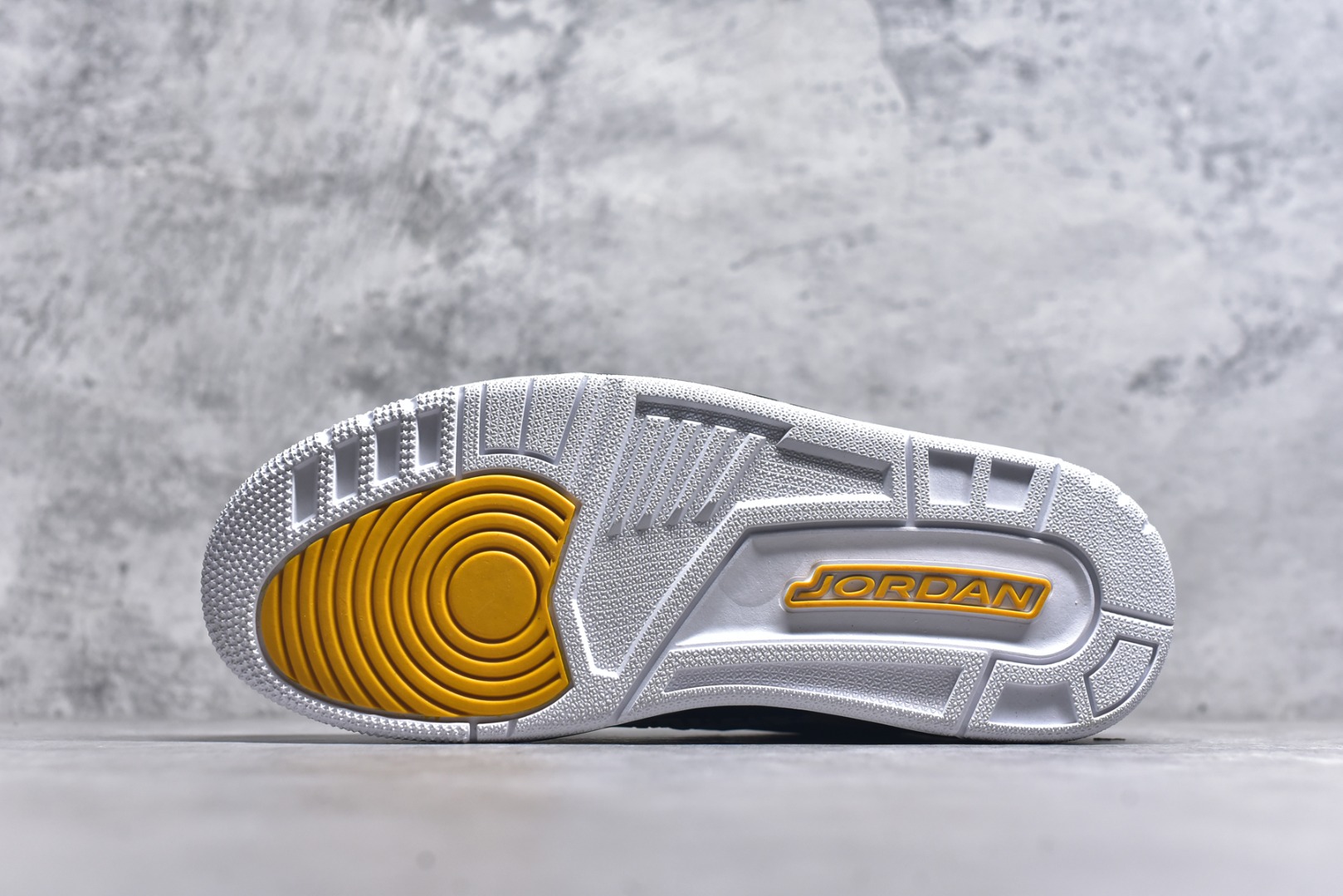 图片[6]-#开学季福利 Air Jordan Legacy AJ312 Low 低帮复古篮球鞋 市场最强独一档产物 全套原纸板楦头开发 原厂大底磨具加持立体防滑纹理 原档数据后跟TPU子母扣魔术贴 原装可视Air Sole气垫 原汁原味最完美的312代版型 唯一正确鞋头趴度弧度高度鞋身腰线 进口港宝加持 后跟自然饱满 全鞋荧光划线卡点 追求极致完美 每一双都是工艺品 多重QC质检 超越公司货的品控标准 实实在在的免检产品 鞋身采用了皮革材质打造 横跨鞋面的魔术贴十分吸睛 侧面的Swoosh Logo的一部分被鞋面遮挡了一部分 颇具玩味 魔术贴上标有NK标识 而鞋舌上是Jordan的经典红色飞翼Logo 后跟和鞋底均采用了AJ3的设计 后跟上同样也使用了经典的爆裂纹图案 尺码：36 36.5 37.5 38 38.5 39 40 40.5 41 42 42.5 43 44 44.5 45 46 47.5-选品中心