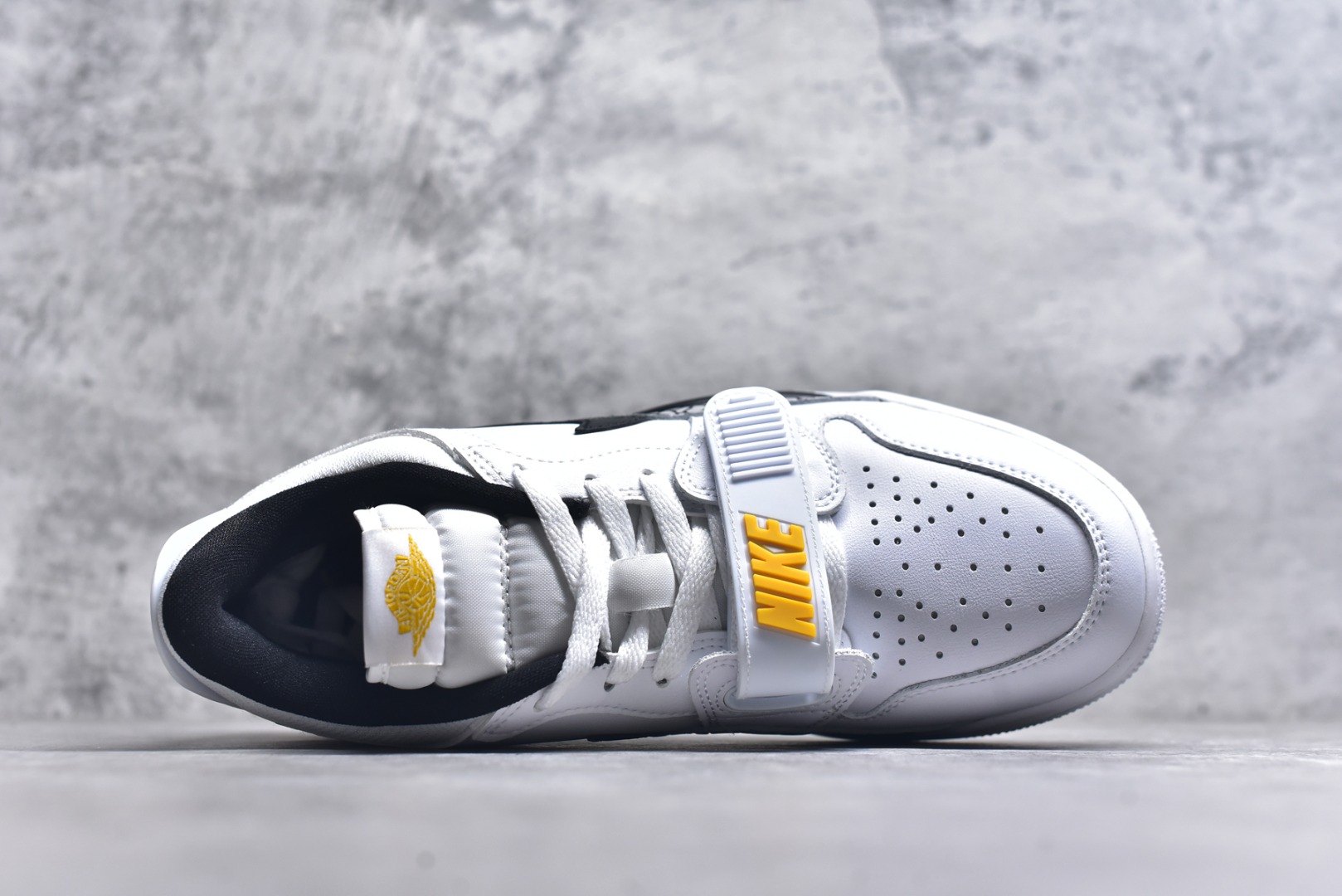 图片[4]-#开学季福利 Air Jordan Legacy AJ312 Low 低帮复古篮球鞋 市场最强独一档产物 全套原纸板楦头开发 原厂大底磨具加持立体防滑纹理 原档数据后跟TPU子母扣魔术贴 原装可视Air Sole气垫 原汁原味最完美的312代版型 唯一正确鞋头趴度弧度高度鞋身腰线 进口港宝加持 后跟自然饱满 全鞋荧光划线卡点 追求极致完美 每一双都是工艺品 多重QC质检 超越公司货的品控标准 实实在在的免检产品 鞋身采用了皮革材质打造 横跨鞋面的魔术贴十分吸睛 侧面的Swoosh Logo的一部分被鞋面遮挡了一部分 颇具玩味 魔术贴上标有NK标识 而鞋舌上是Jordan的经典红色飞翼Logo 后跟和鞋底均采用了AJ3的设计 后跟上同样也使用了经典的爆裂纹图案 尺码：36 36.5 37.5 38 38.5 39 40 40.5 41 42 42.5 43 44 44.5 45 46 47.5-选品中心