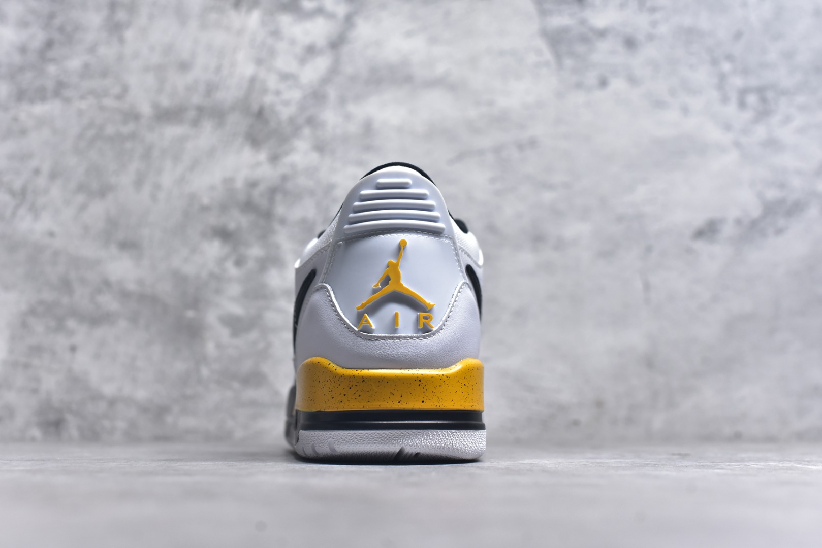 图片[5]-#开学季福利 Air Jordan Legacy AJ312 Low 低帮复古篮球鞋 市场最强独一档产物 全套原纸板楦头开发 原厂大底磨具加持立体防滑纹理 原档数据后跟TPU子母扣魔术贴 原装可视Air Sole气垫 原汁原味最完美的312代版型 唯一正确鞋头趴度弧度高度鞋身腰线 进口港宝加持 后跟自然饱满 全鞋荧光划线卡点 追求极致完美 每一双都是工艺品 多重QC质检 超越公司货的品控标准 实实在在的免检产品 鞋身采用了皮革材质打造 横跨鞋面的魔术贴十分吸睛 侧面的Swoosh Logo的一部分被鞋面遮挡了一部分 颇具玩味 魔术贴上标有NK标识 而鞋舌上是Jordan的经典红色飞翼Logo 后跟和鞋底均采用了AJ3的设计 后跟上同样也使用了经典的爆裂纹图案 尺码：36 36.5 37.5 38 38.5 39 40 40.5 41 42 42.5 43 44 44.5 45 46 47.5-选品中心