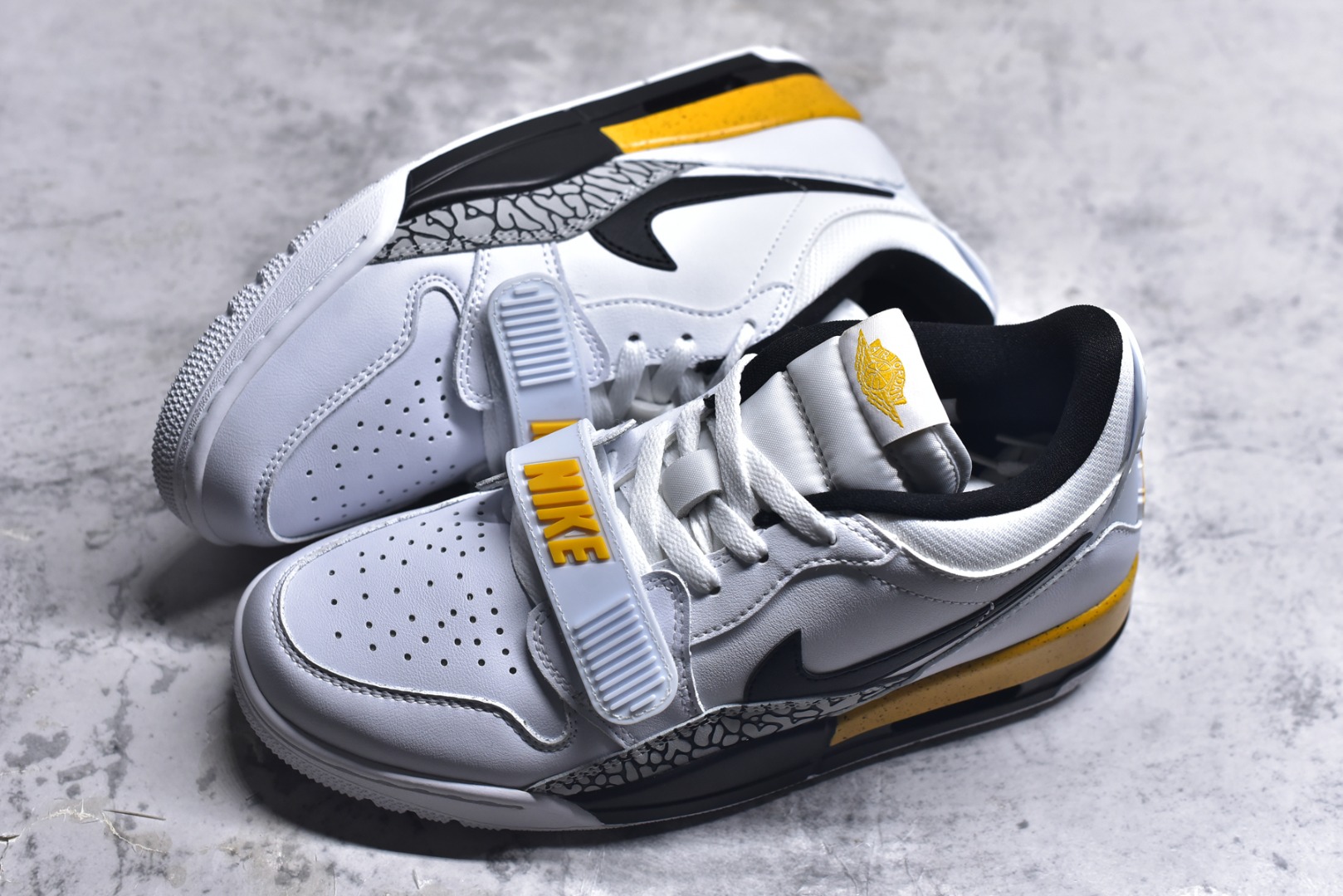 图片[7]-#开学季福利 Air Jordan Legacy AJ312 Low 低帮复古篮球鞋 市场最强独一档产物 全套原纸板楦头开发 原厂大底磨具加持立体防滑纹理 原档数据后跟TPU子母扣魔术贴 原装可视Air Sole气垫 原汁原味最完美的312代版型 唯一正确鞋头趴度弧度高度鞋身腰线 进口港宝加持 后跟自然饱满 全鞋荧光划线卡点 追求极致完美 每一双都是工艺品 多重QC质检 超越公司货的品控标准 实实在在的免检产品 鞋身采用了皮革材质打造 横跨鞋面的魔术贴十分吸睛 侧面的Swoosh Logo的一部分被鞋面遮挡了一部分 颇具玩味 魔术贴上标有NK标识 而鞋舌上是Jordan的经典红色飞翼Logo 后跟和鞋底均采用了AJ3的设计 后跟上同样也使用了经典的爆裂纹图案 尺码：36 36.5 37.5 38 38.5 39 40 40.5 41 42 42.5 43 44 44.5 45 46 47.5-选品中心