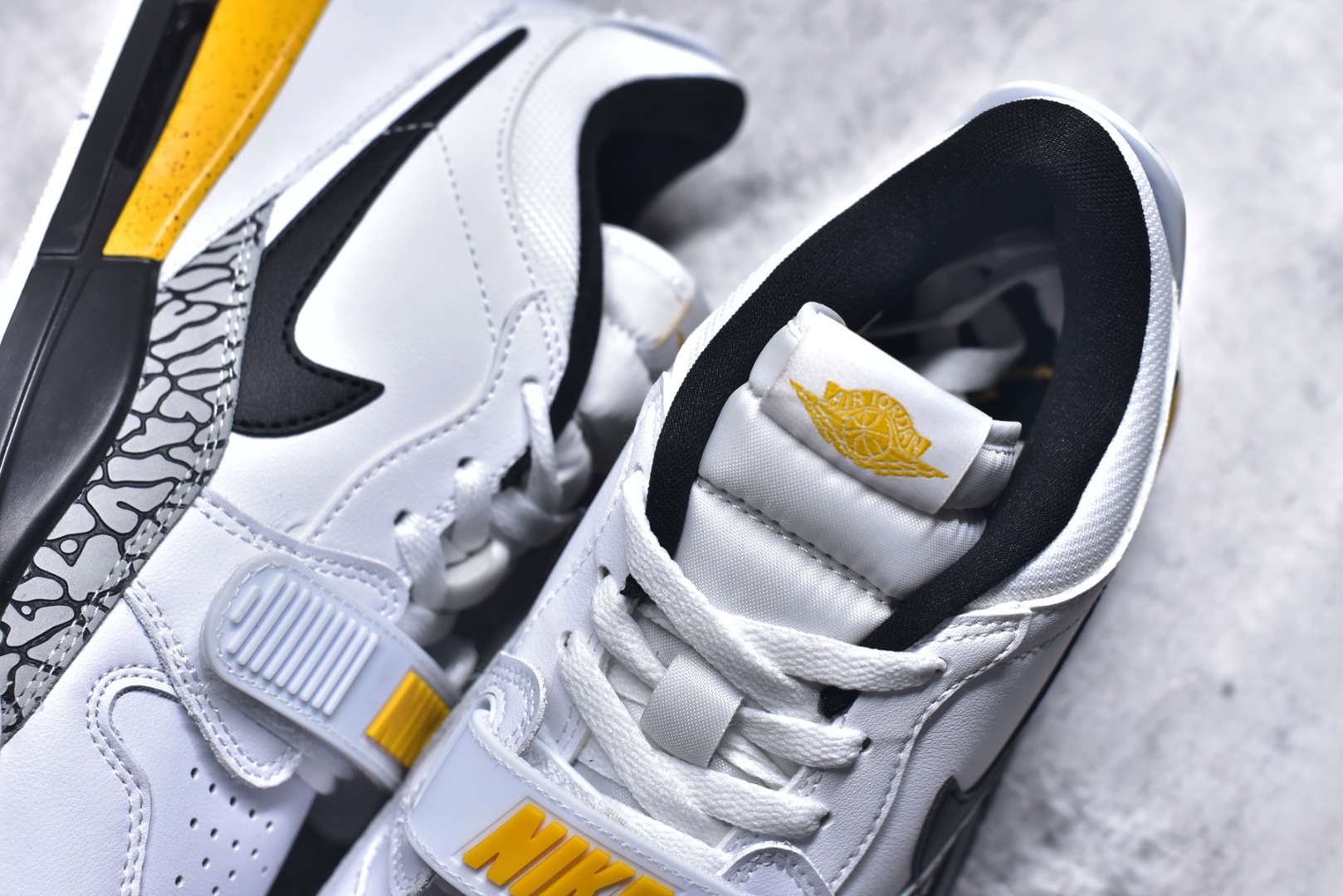 图片[9]-#开学季福利 Air Jordan Legacy AJ312 Low 低帮复古篮球鞋 市场最强独一档产物 全套原纸板楦头开发 原厂大底磨具加持立体防滑纹理 原档数据后跟TPU子母扣魔术贴 原装可视Air Sole气垫 原汁原味最完美的312代版型 唯一正确鞋头趴度弧度高度鞋身腰线 进口港宝加持 后跟自然饱满 全鞋荧光划线卡点 追求极致完美 每一双都是工艺品 多重QC质检 超越公司货的品控标准 实实在在的免检产品 鞋身采用了皮革材质打造 横跨鞋面的魔术贴十分吸睛 侧面的Swoosh Logo的一部分被鞋面遮挡了一部分 颇具玩味 魔术贴上标有NK标识 而鞋舌上是Jordan的经典红色飞翼Logo 后跟和鞋底均采用了AJ3的设计 后跟上同样也使用了经典的爆裂纹图案 尺码：36 36.5 37.5 38 38.5 39 40 40.5 41 42 42.5 43 44 44.5 45 46 47.5-选品中心