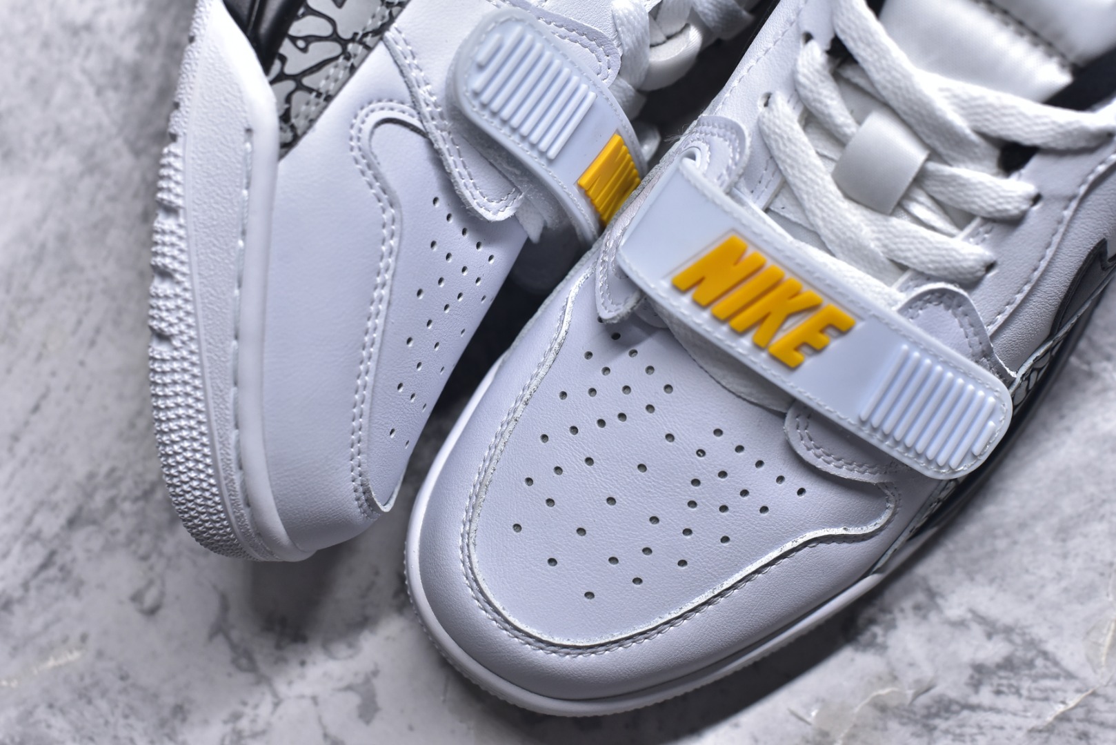 图片[8]-#开学季福利 Air Jordan Legacy AJ312 Low 低帮复古篮球鞋 市场最强独一档产物 全套原纸板楦头开发 原厂大底磨具加持立体防滑纹理 原档数据后跟TPU子母扣魔术贴 原装可视Air Sole气垫 原汁原味最完美的312代版型 唯一正确鞋头趴度弧度高度鞋身腰线 进口港宝加持 后跟自然饱满 全鞋荧光划线卡点 追求极致完美 每一双都是工艺品 多重QC质检 超越公司货的品控标准 实实在在的免检产品 鞋身采用了皮革材质打造 横跨鞋面的魔术贴十分吸睛 侧面的Swoosh Logo的一部分被鞋面遮挡了一部分 颇具玩味 魔术贴上标有NK标识 而鞋舌上是Jordan的经典红色飞翼Logo 后跟和鞋底均采用了AJ3的设计 后跟上同样也使用了经典的爆裂纹图案 尺码：36 36.5 37.5 38 38.5 39 40 40.5 41 42 42.5 43 44 44.5 45 46 47.5-选品中心