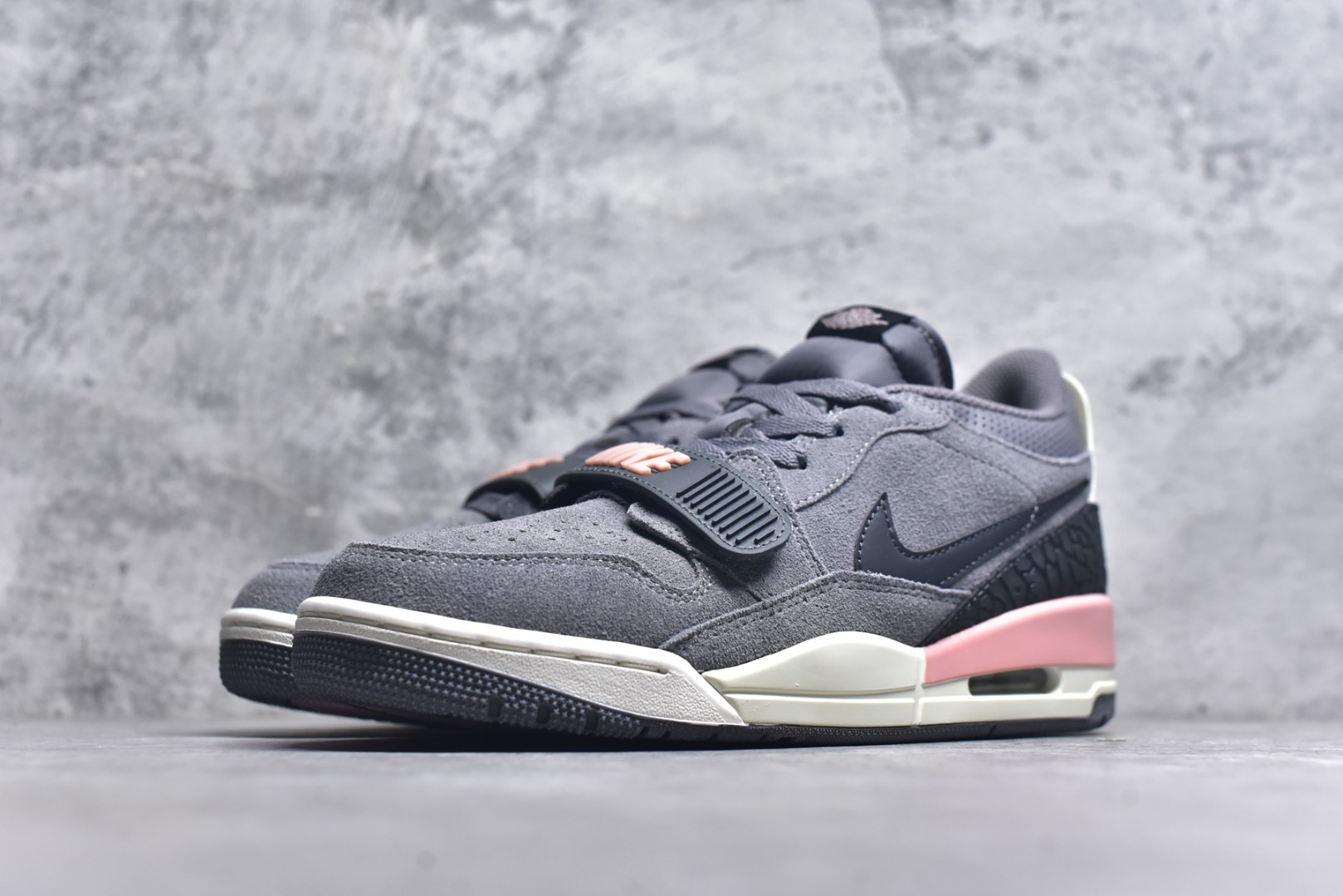 图片[2]-#开学季福利 Air Jordan Legacy AJ312 Low 低帮复古篮球鞋 市场最强独一档产物 全套原纸板楦头开发 原厂大底磨具加持立体防滑纹理 原档数据后跟TPU子母扣魔术贴 原装可视Air Sole气垫 原汁原味最完美的312代版型 唯一正确鞋头趴度弧度高度鞋身腰线 进口港宝加持 后跟自然饱满 全鞋荧光划线卡点 追求极致完美 每一双都是工艺品 多重QC质检 超越公司货的品控标准 实实在在的免检产品 鞋身采用了皮革材质打造 横跨鞋面的魔术贴十分吸睛 侧面的Swoosh Logo的一部分被鞋面遮挡了一部分 颇具玩味 魔术贴上标有NK标识 而鞋舌上是Jordan的经典红色飞翼Logo 后跟和鞋底均采用了AJ3的设计 后跟上同样也使用了经典的爆裂纹图案 尺码：36 36.5 37.5 38 38.5 39 40 40.5 41 42 42.5 43 44 44.5 45 46 47.5-选品中心