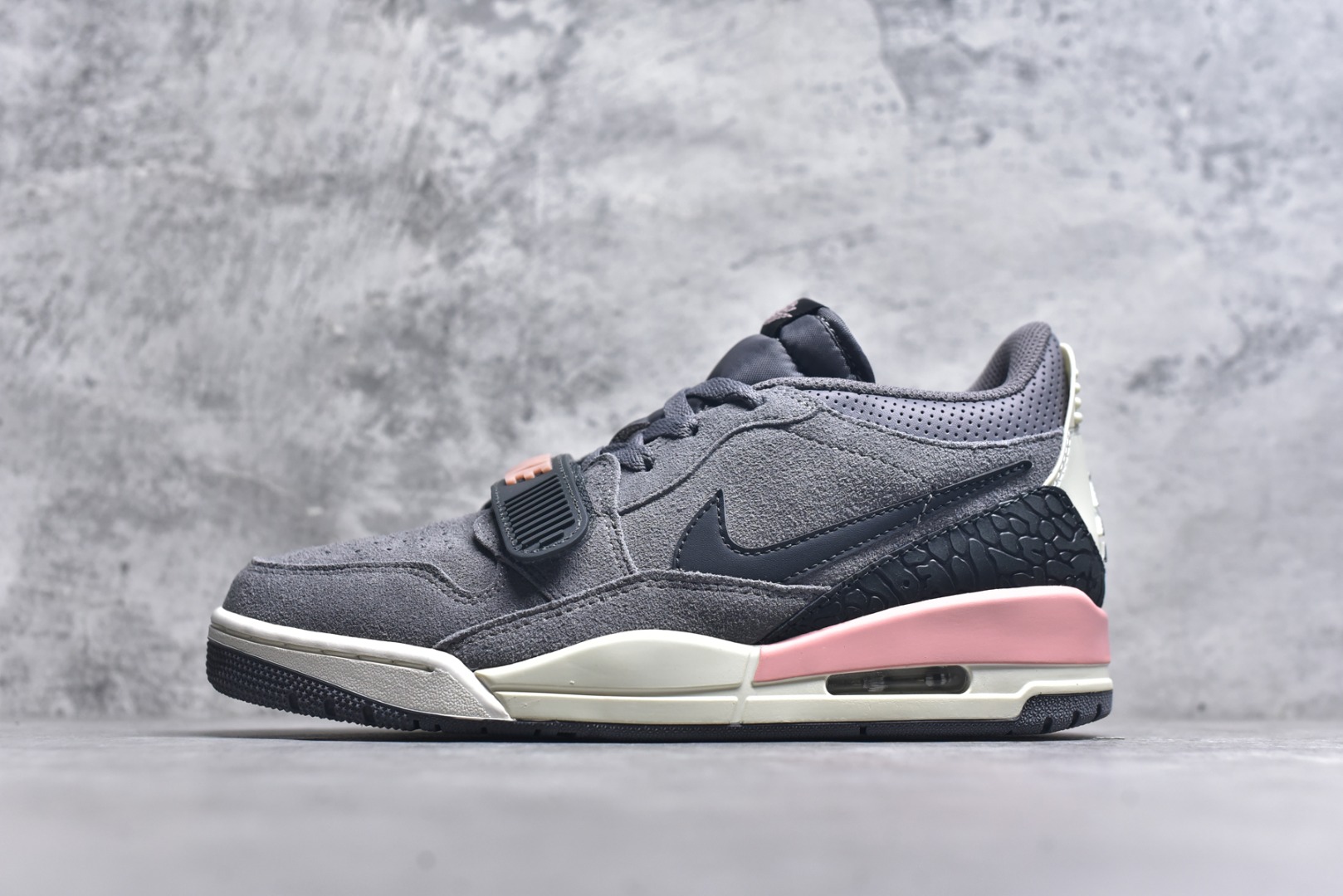 #开学季福利 Air Jordan Legacy AJ312 Low 低帮复古篮球鞋 市场最强独一档产物 全套原纸板楦头开发 原厂大底磨具加持立体防滑纹理 原档数据后跟TPU子母扣魔术贴 原装可视Air Sole气垫 原汁原味最完美的312代版型 唯一正确鞋头趴度弧度高度鞋身腰线 进口港宝加持 后跟自然饱满 全鞋荧光划线卡点 追求极致完美 每一双都是工艺品 多重QC质检 超越公司货的品控标准 实实在在的免检产品 鞋身采用了皮革材质打造 横跨鞋面的魔术贴十分吸睛 侧面的Swoosh Logo的一部分被鞋面遮挡了一部分 颇具玩味 魔术贴上标有NK标识 而鞋舌上是Jordan的经典红色飞翼Logo 后跟和鞋底均采用了AJ3的设计 后跟上同样也使用了经典的爆裂纹图案 尺码：36 36.5 37.5 38 38.5 39 40 40.5 41 42 42.5 43 44 44.5 45 46 47.5-选品中心