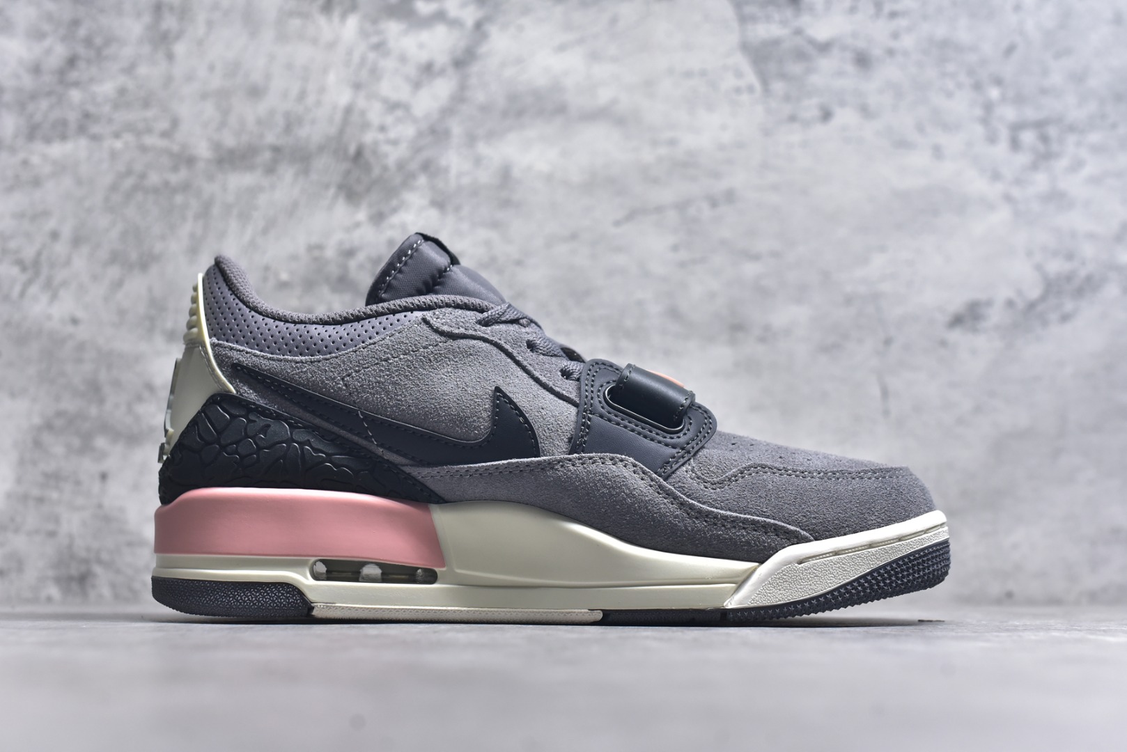 图片[3]-#开学季福利 Air Jordan Legacy AJ312 Low 低帮复古篮球鞋 市场最强独一档产物 全套原纸板楦头开发 原厂大底磨具加持立体防滑纹理 原档数据后跟TPU子母扣魔术贴 原装可视Air Sole气垫 原汁原味最完美的312代版型 唯一正确鞋头趴度弧度高度鞋身腰线 进口港宝加持 后跟自然饱满 全鞋荧光划线卡点 追求极致完美 每一双都是工艺品 多重QC质检 超越公司货的品控标准 实实在在的免检产品 鞋身采用了皮革材质打造 横跨鞋面的魔术贴十分吸睛 侧面的Swoosh Logo的一部分被鞋面遮挡了一部分 颇具玩味 魔术贴上标有NK标识 而鞋舌上是Jordan的经典红色飞翼Logo 后跟和鞋底均采用了AJ3的设计 后跟上同样也使用了经典的爆裂纹图案 尺码：36 36.5 37.5 38 38.5 39 40 40.5 41 42 42.5 43 44 44.5 45 46 47.5-选品中心