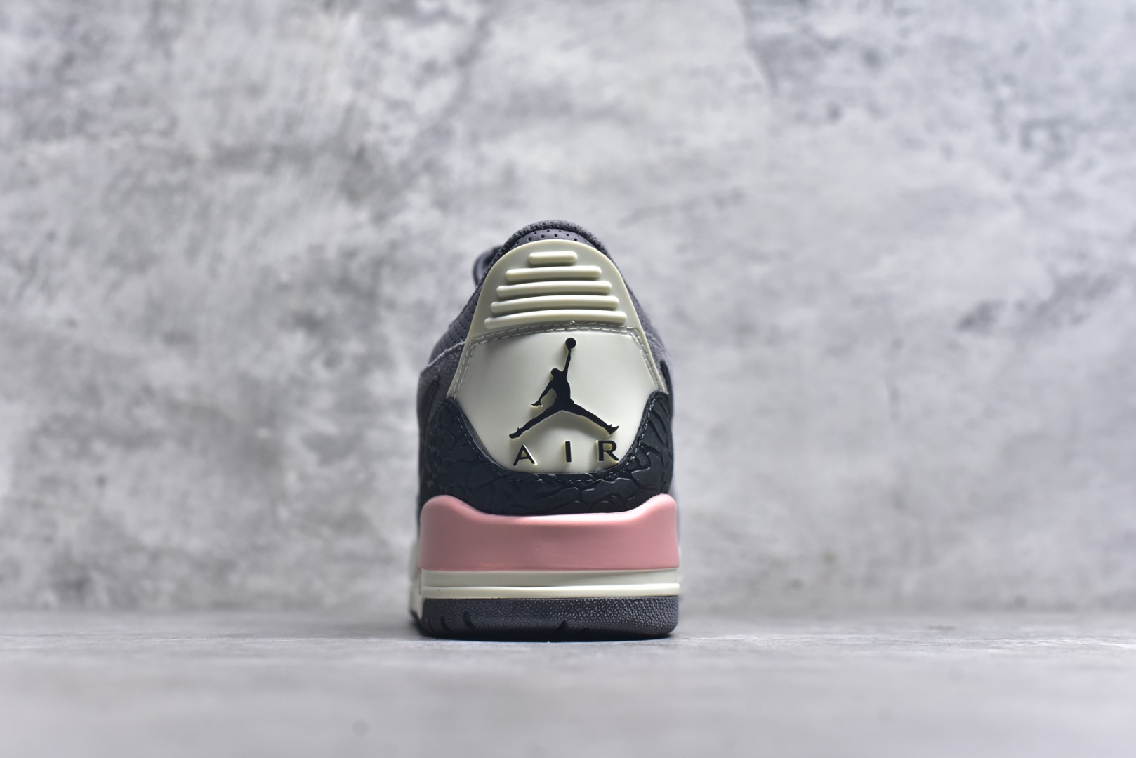 图片[5]-#开学季福利 Air Jordan Legacy AJ312 Low 低帮复古篮球鞋 市场最强独一档产物 全套原纸板楦头开发 原厂大底磨具加持立体防滑纹理 原档数据后跟TPU子母扣魔术贴 原装可视Air Sole气垫 原汁原味最完美的312代版型 唯一正确鞋头趴度弧度高度鞋身腰线 进口港宝加持 后跟自然饱满 全鞋荧光划线卡点 追求极致完美 每一双都是工艺品 多重QC质检 超越公司货的品控标准 实实在在的免检产品 鞋身采用了皮革材质打造 横跨鞋面的魔术贴十分吸睛 侧面的Swoosh Logo的一部分被鞋面遮挡了一部分 颇具玩味 魔术贴上标有NK标识 而鞋舌上是Jordan的经典红色飞翼Logo 后跟和鞋底均采用了AJ3的设计 后跟上同样也使用了经典的爆裂纹图案 尺码：36 36.5 37.5 38 38.5 39 40 40.5 41 42 42.5 43 44 44.5 45 46 47.5-选品中心