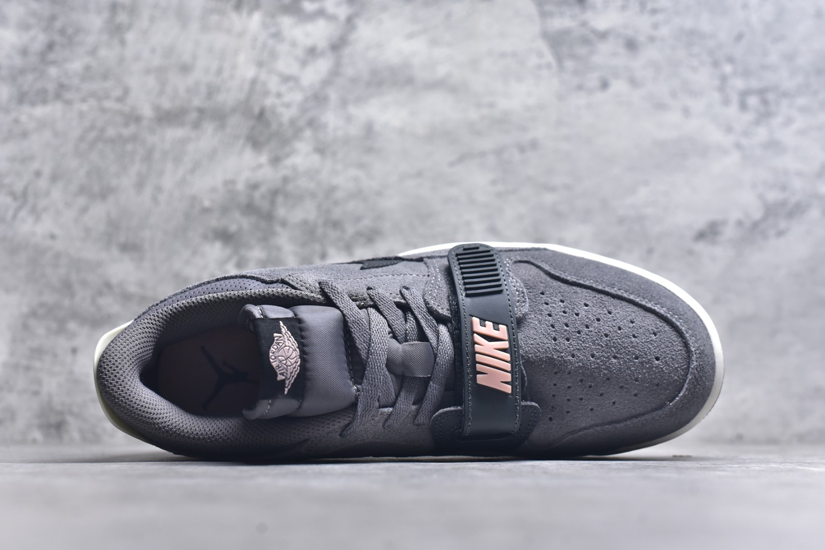 图片[4]-#开学季福利 Air Jordan Legacy AJ312 Low 低帮复古篮球鞋 市场最强独一档产物 全套原纸板楦头开发 原厂大底磨具加持立体防滑纹理 原档数据后跟TPU子母扣魔术贴 原装可视Air Sole气垫 原汁原味最完美的312代版型 唯一正确鞋头趴度弧度高度鞋身腰线 进口港宝加持 后跟自然饱满 全鞋荧光划线卡点 追求极致完美 每一双都是工艺品 多重QC质检 超越公司货的品控标准 实实在在的免检产品 鞋身采用了皮革材质打造 横跨鞋面的魔术贴十分吸睛 侧面的Swoosh Logo的一部分被鞋面遮挡了一部分 颇具玩味 魔术贴上标有NK标识 而鞋舌上是Jordan的经典红色飞翼Logo 后跟和鞋底均采用了AJ3的设计 后跟上同样也使用了经典的爆裂纹图案 尺码：36 36.5 37.5 38 38.5 39 40 40.5 41 42 42.5 43 44 44.5 45 46 47.5-选品中心