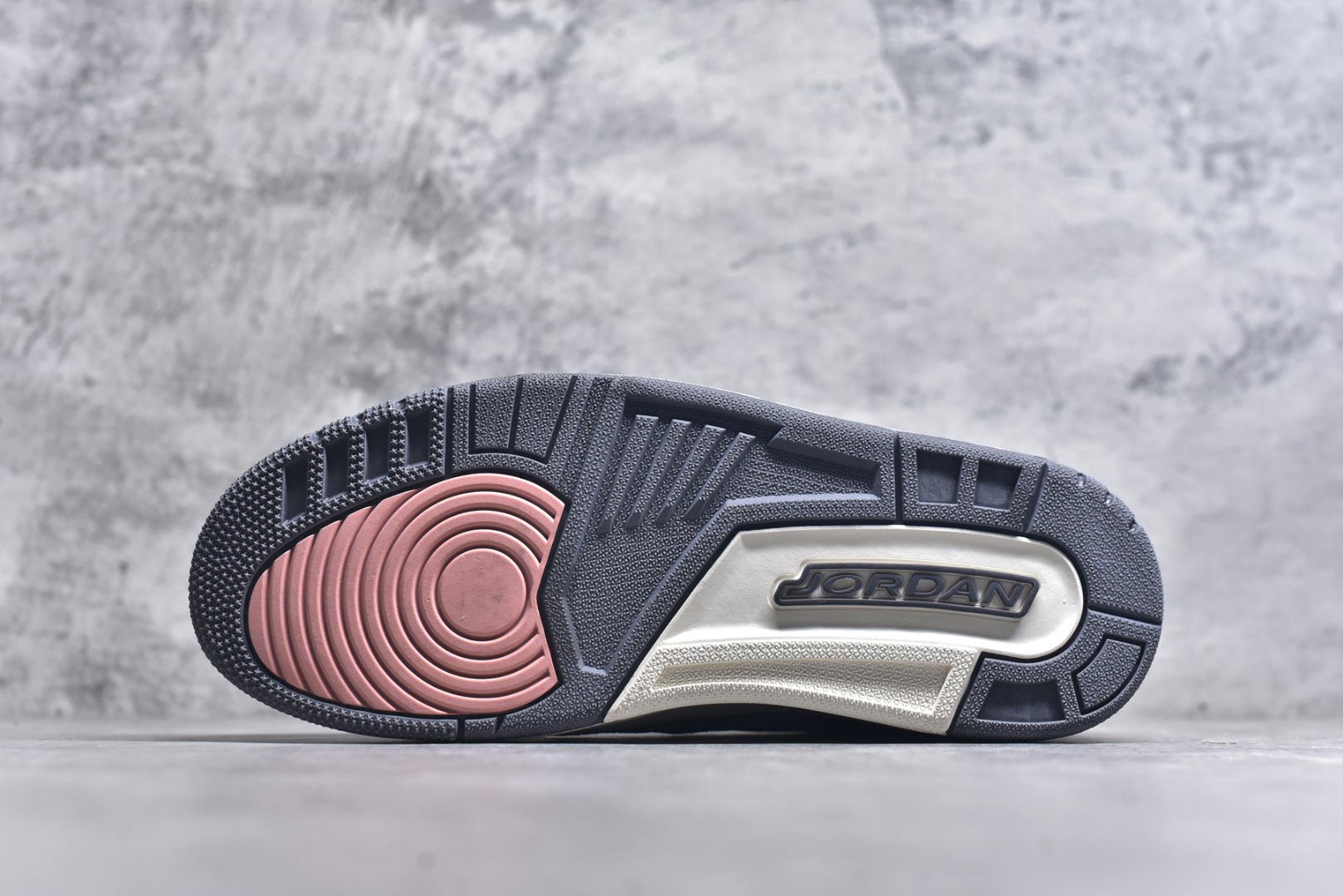 图片[6]-#开学季福利 Air Jordan Legacy AJ312 Low 低帮复古篮球鞋 市场最强独一档产物 全套原纸板楦头开发 原厂大底磨具加持立体防滑纹理 原档数据后跟TPU子母扣魔术贴 原装可视Air Sole气垫 原汁原味最完美的312代版型 唯一正确鞋头趴度弧度高度鞋身腰线 进口港宝加持 后跟自然饱满 全鞋荧光划线卡点 追求极致完美 每一双都是工艺品 多重QC质检 超越公司货的品控标准 实实在在的免检产品 鞋身采用了皮革材质打造 横跨鞋面的魔术贴十分吸睛 侧面的Swoosh Logo的一部分被鞋面遮挡了一部分 颇具玩味 魔术贴上标有NK标识 而鞋舌上是Jordan的经典红色飞翼Logo 后跟和鞋底均采用了AJ3的设计 后跟上同样也使用了经典的爆裂纹图案 尺码：36 36.5 37.5 38 38.5 39 40 40.5 41 42 42.5 43 44 44.5 45 46 47.5-选品中心