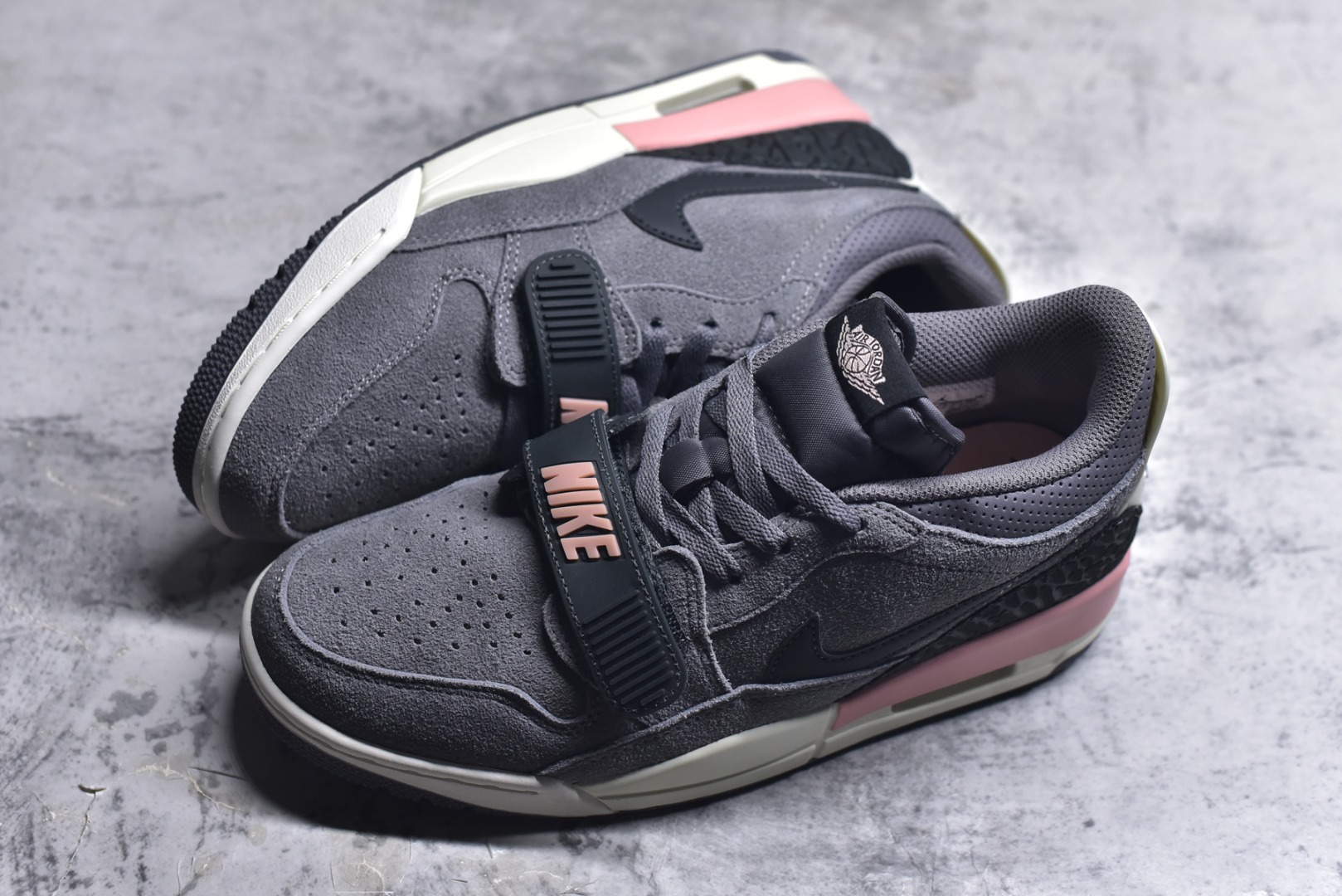 图片[7]-#开学季福利 Air Jordan Legacy AJ312 Low 低帮复古篮球鞋 市场最强独一档产物 全套原纸板楦头开发 原厂大底磨具加持立体防滑纹理 原档数据后跟TPU子母扣魔术贴 原装可视Air Sole气垫 原汁原味最完美的312代版型 唯一正确鞋头趴度弧度高度鞋身腰线 进口港宝加持 后跟自然饱满 全鞋荧光划线卡点 追求极致完美 每一双都是工艺品 多重QC质检 超越公司货的品控标准 实实在在的免检产品 鞋身采用了皮革材质打造 横跨鞋面的魔术贴十分吸睛 侧面的Swoosh Logo的一部分被鞋面遮挡了一部分 颇具玩味 魔术贴上标有NK标识 而鞋舌上是Jordan的经典红色飞翼Logo 后跟和鞋底均采用了AJ3的设计 后跟上同样也使用了经典的爆裂纹图案 尺码：36 36.5 37.5 38 38.5 39 40 40.5 41 42 42.5 43 44 44.5 45 46 47.5-选品中心