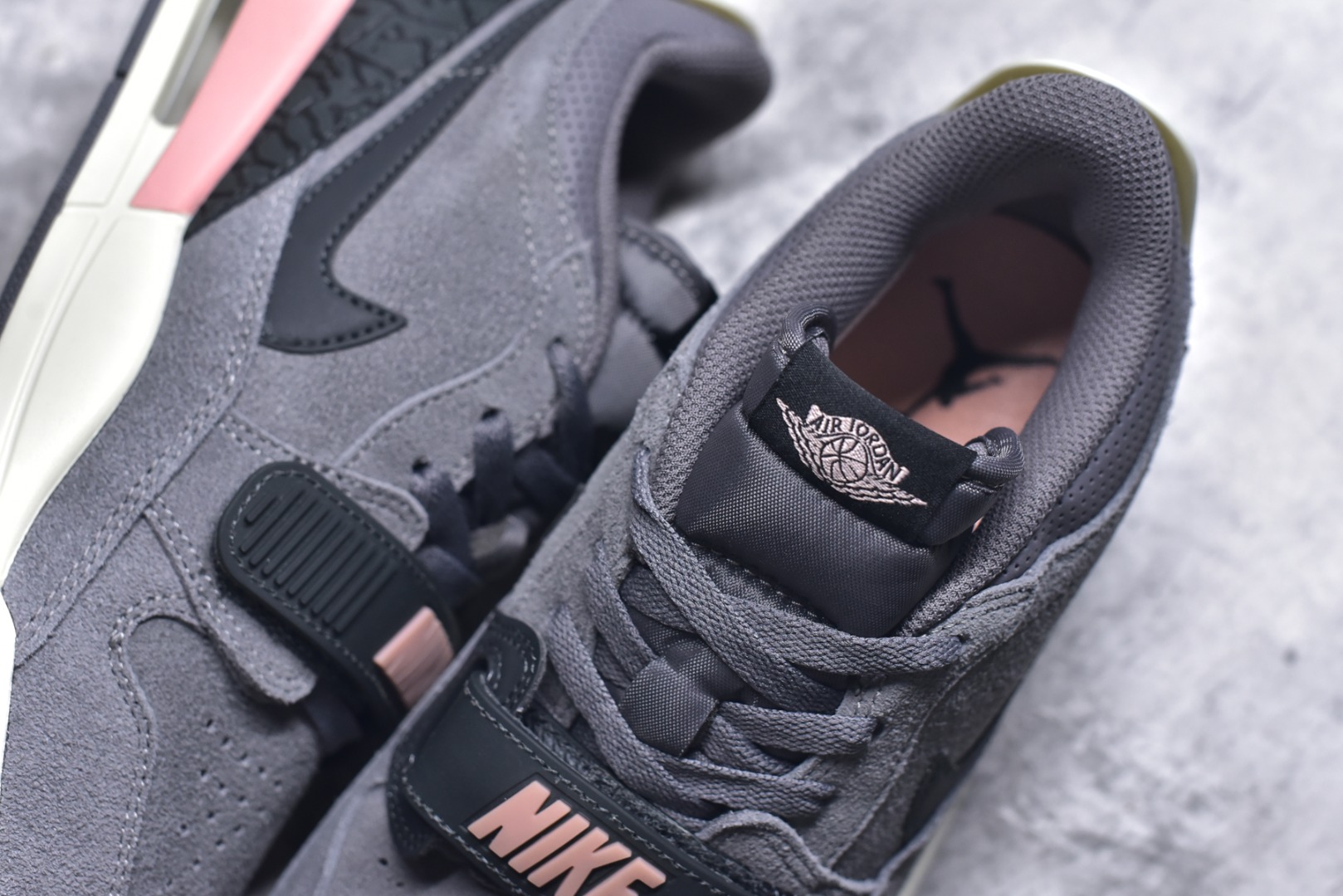 图片[9]-#开学季福利 Air Jordan Legacy AJ312 Low 低帮复古篮球鞋 市场最强独一档产物 全套原纸板楦头开发 原厂大底磨具加持立体防滑纹理 原档数据后跟TPU子母扣魔术贴 原装可视Air Sole气垫 原汁原味最完美的312代版型 唯一正确鞋头趴度弧度高度鞋身腰线 进口港宝加持 后跟自然饱满 全鞋荧光划线卡点 追求极致完美 每一双都是工艺品 多重QC质检 超越公司货的品控标准 实实在在的免检产品 鞋身采用了皮革材质打造 横跨鞋面的魔术贴十分吸睛 侧面的Swoosh Logo的一部分被鞋面遮挡了一部分 颇具玩味 魔术贴上标有NK标识 而鞋舌上是Jordan的经典红色飞翼Logo 后跟和鞋底均采用了AJ3的设计 后跟上同样也使用了经典的爆裂纹图案 尺码：36 36.5 37.5 38 38.5 39 40 40.5 41 42 42.5 43 44 44.5 45 46 47.5-选品中心