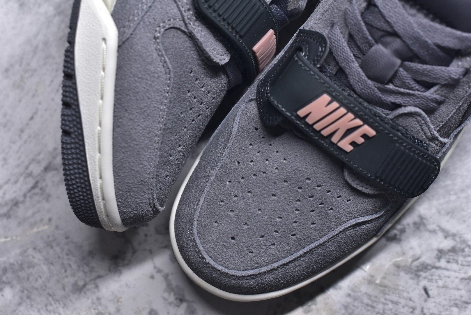 图片[8]-#开学季福利 Air Jordan Legacy AJ312 Low 低帮复古篮球鞋 市场最强独一档产物 全套原纸板楦头开发 原厂大底磨具加持立体防滑纹理 原档数据后跟TPU子母扣魔术贴 原装可视Air Sole气垫 原汁原味最完美的312代版型 唯一正确鞋头趴度弧度高度鞋身腰线 进口港宝加持 后跟自然饱满 全鞋荧光划线卡点 追求极致完美 每一双都是工艺品 多重QC质检 超越公司货的品控标准 实实在在的免检产品 鞋身采用了皮革材质打造 横跨鞋面的魔术贴十分吸睛 侧面的Swoosh Logo的一部分被鞋面遮挡了一部分 颇具玩味 魔术贴上标有NK标识 而鞋舌上是Jordan的经典红色飞翼Logo 后跟和鞋底均采用了AJ3的设计 后跟上同样也使用了经典的爆裂纹图案 尺码：36 36.5 37.5 38 38.5 39 40 40.5 41 42 42.5 43 44 44.5 45 46 47.5-选品中心